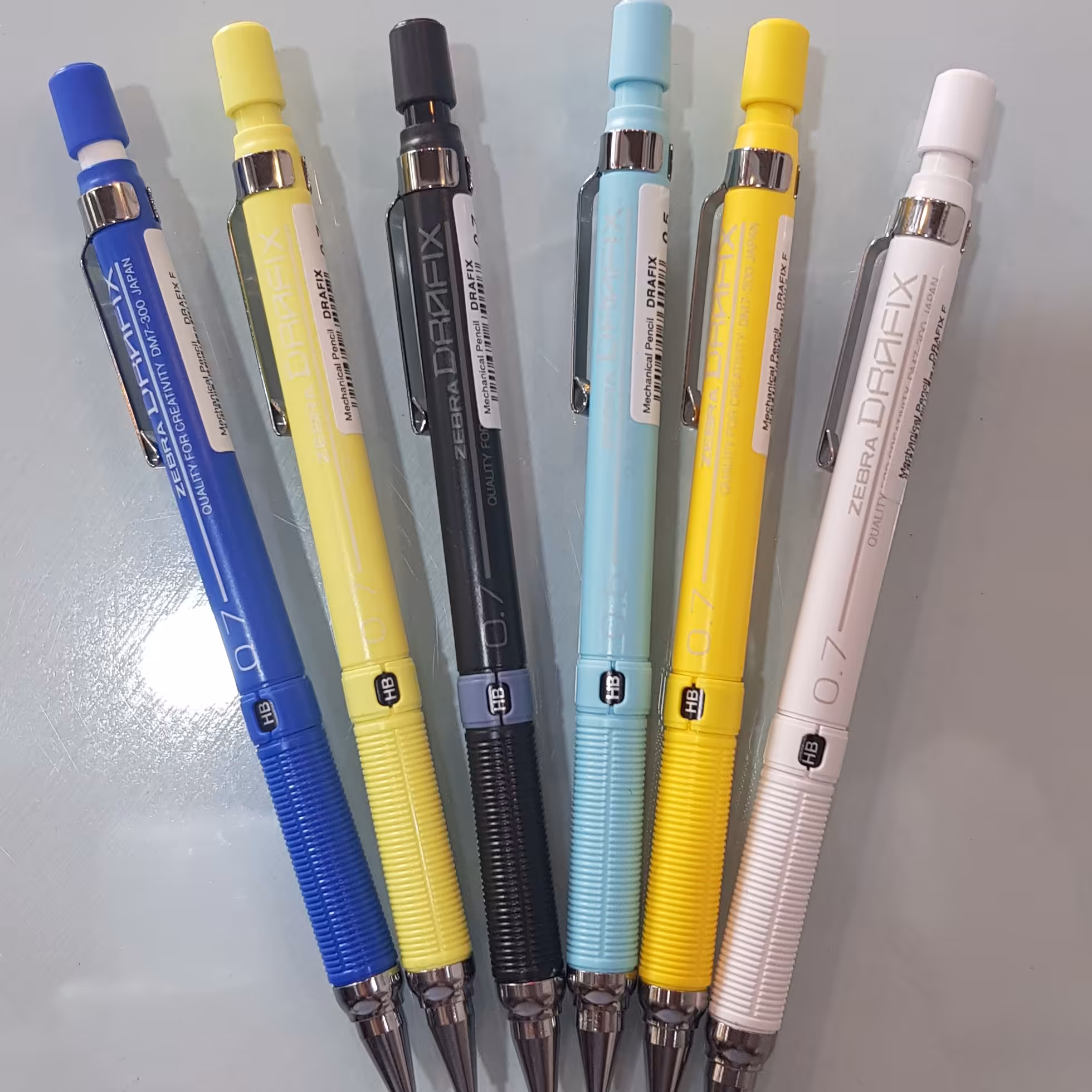 مدادفشاری زبرا. در چندین رنگ مختلف. دارای مغزی 0.7 و 0.5 و 0.9 و 0.3 