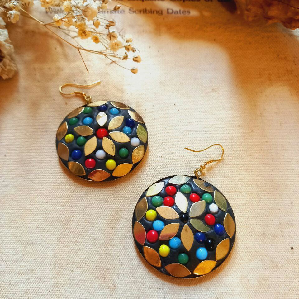 گوشواره دستساز برنجی و مهره در رنگهای مختلف