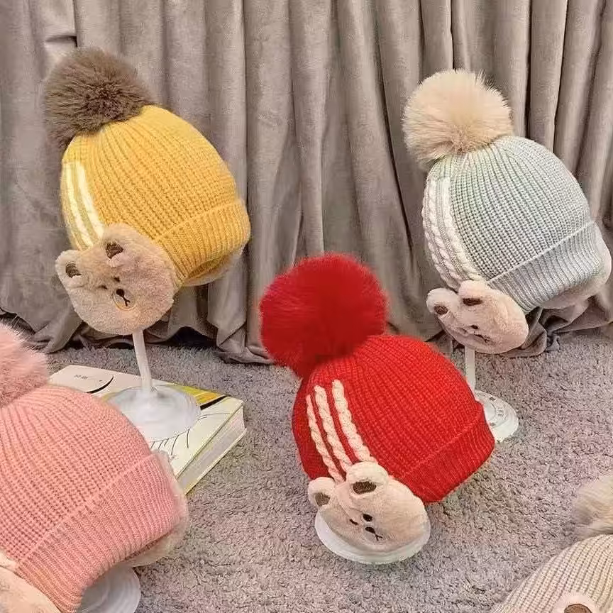 لباس بچگانه وارداتی کلاه بافت داخل خز تدی پوم دار پسرانه دخترانه یک تا پنج سال رنگ قرمز مشکی صورتی زرد طوسی کرمی 