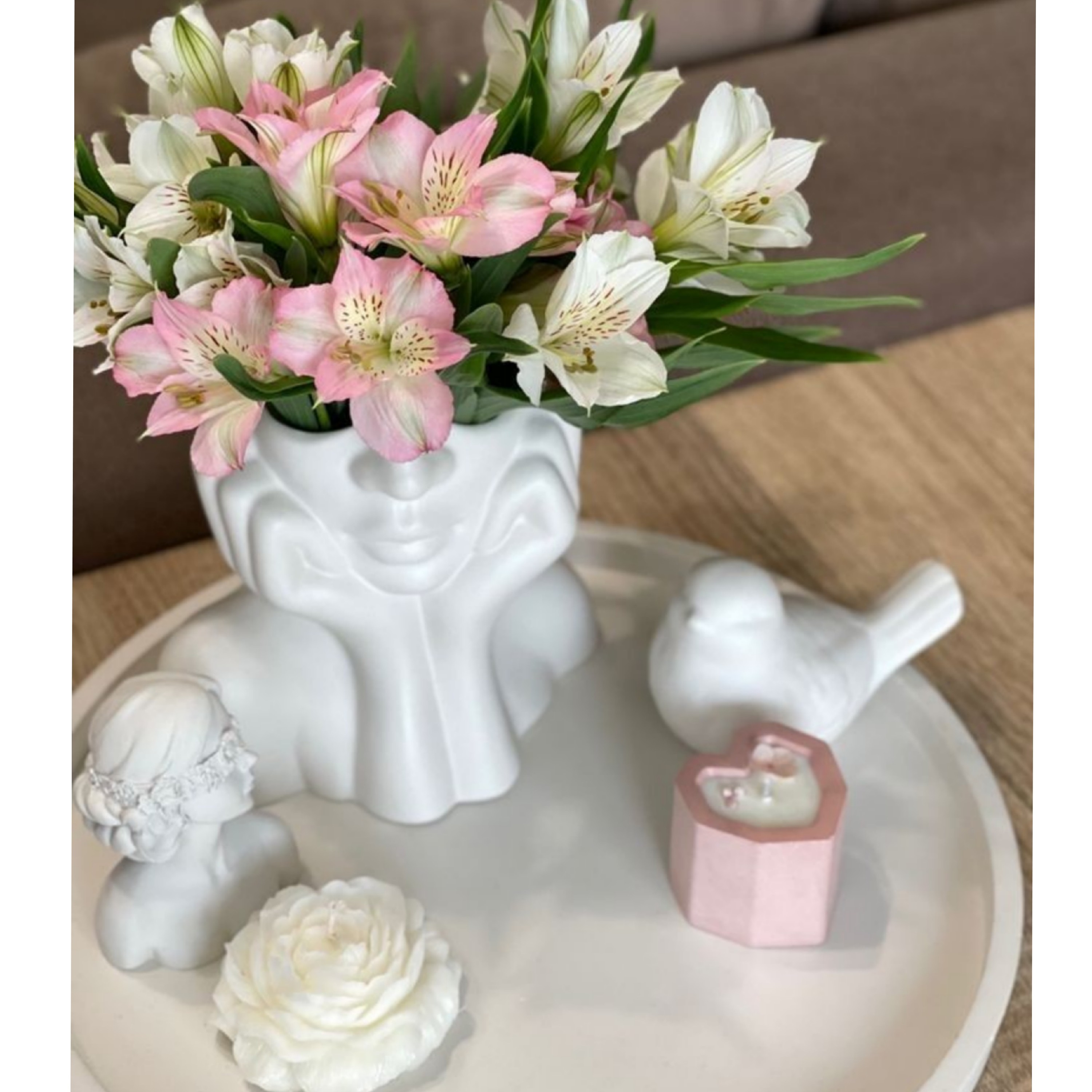 گلدان مدرن دخترک دست به چانه