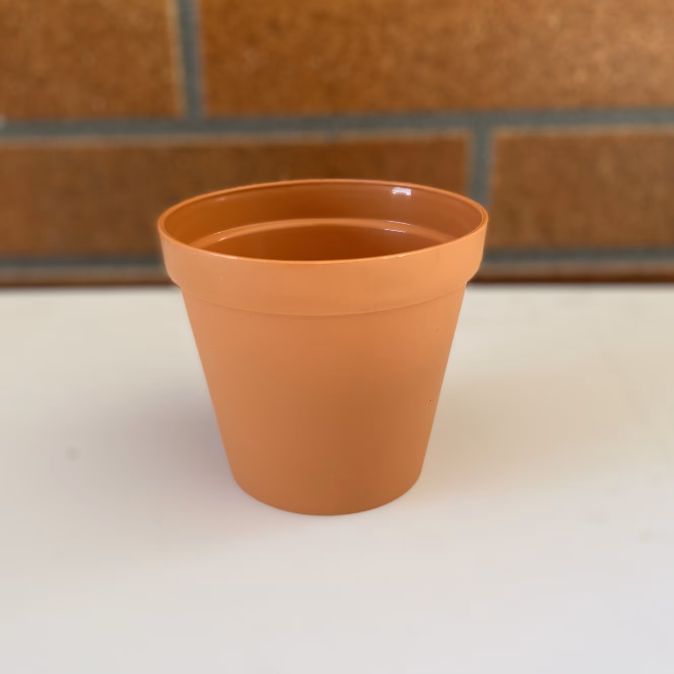 گلدان پلاستیکی ارتفاع 9 و دهنه 10 سانتیمتری خیلی با کیفیت و زیبا 