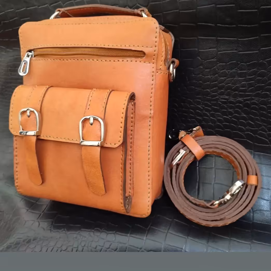 کیف دوشی اسپرت دوخته شده با چرم هورس شتر  کاملا دستدوز دوخته شده با نخ موم زده