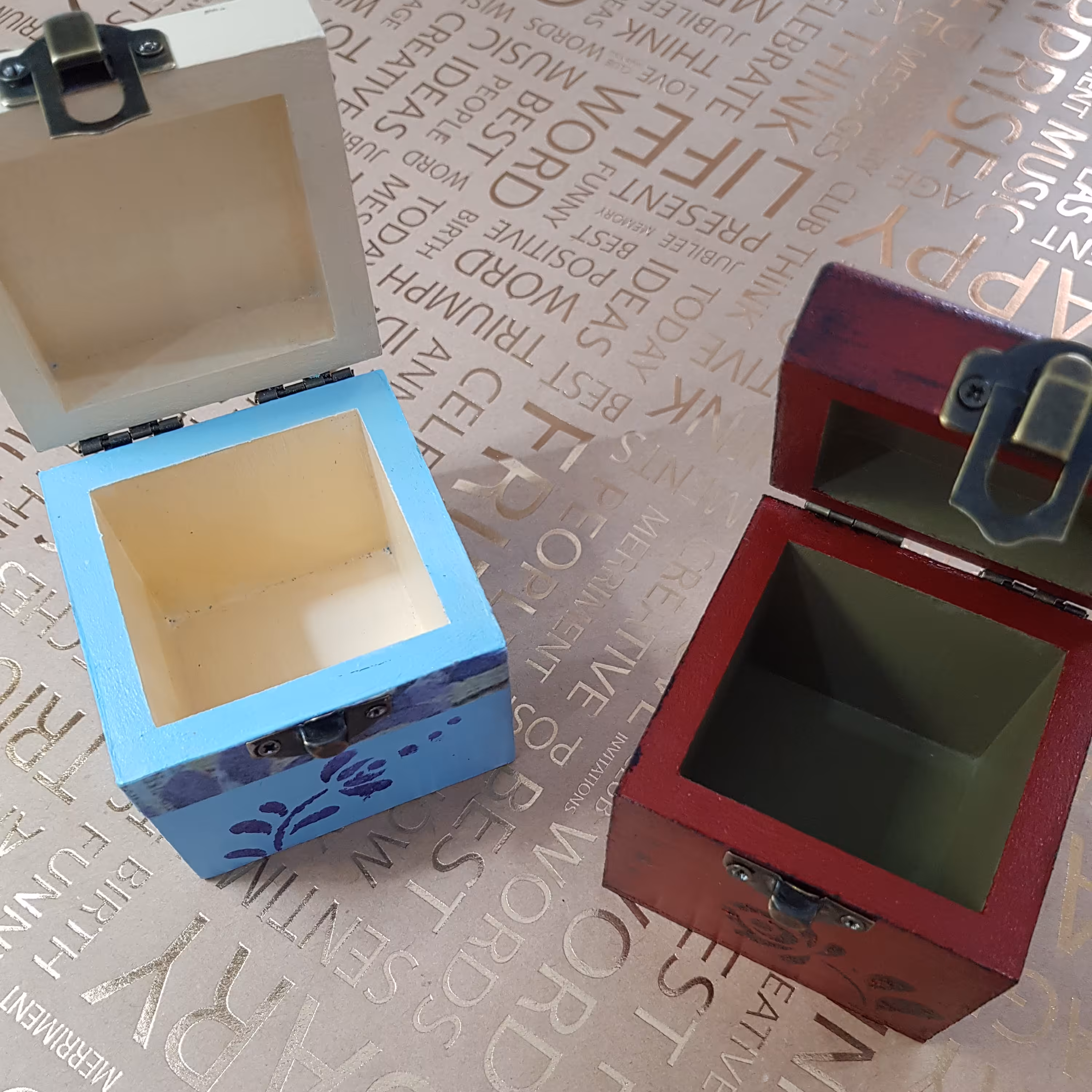 جعبه ی جواهرات پتینه شده با رنگ قرمز آبی و مشکی کار شده با دکوپاژ