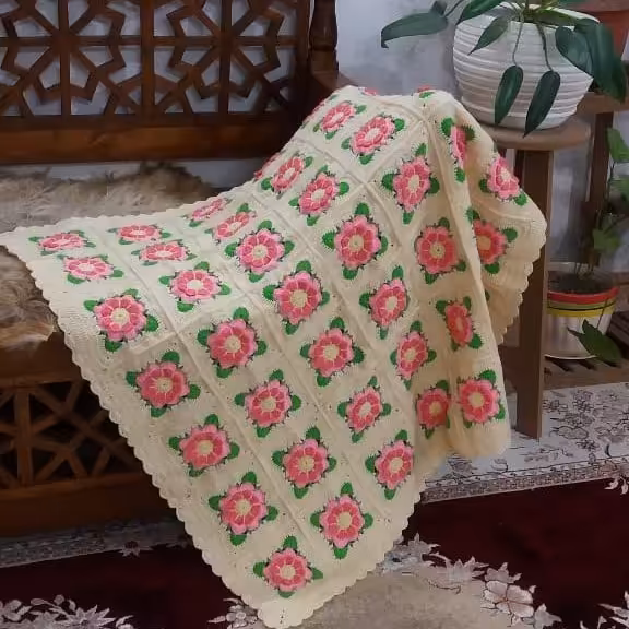 شال مبل بافته شده باقلاب زمینه سفید با گل‌های رنگی شاد 