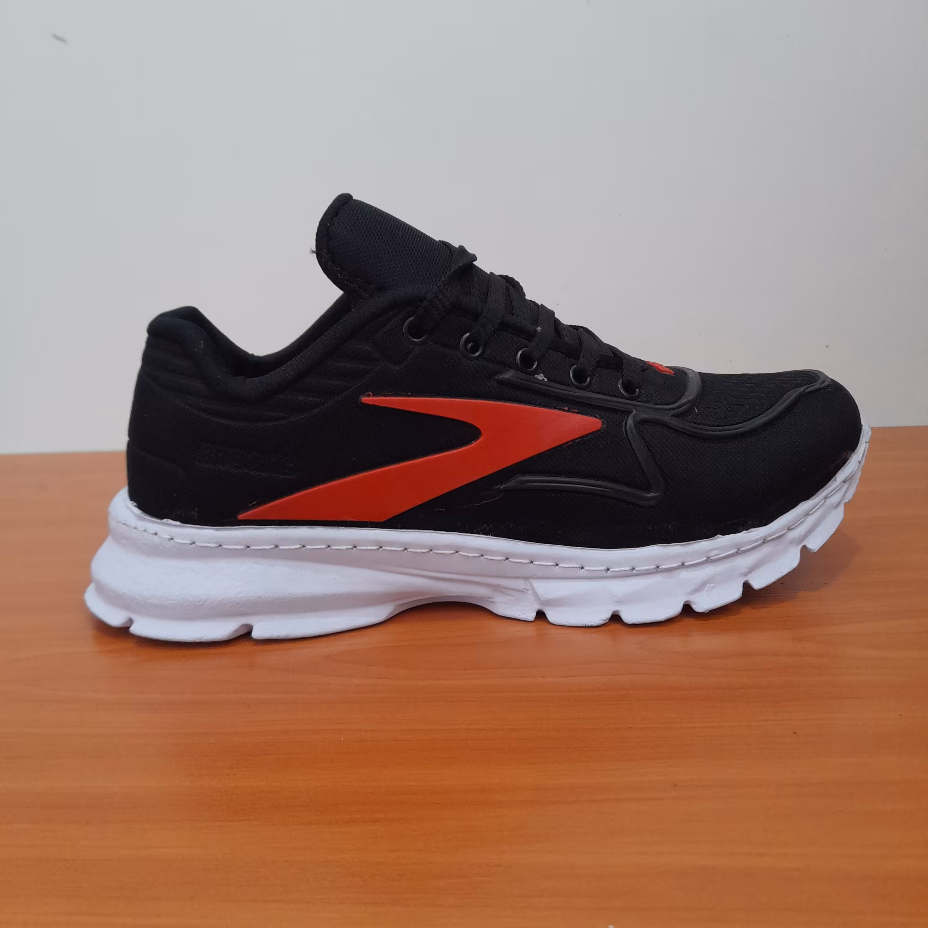 کفش ورزشی مردانه طرح بروکس رنگ مشکی قرمز دور دوزی شده