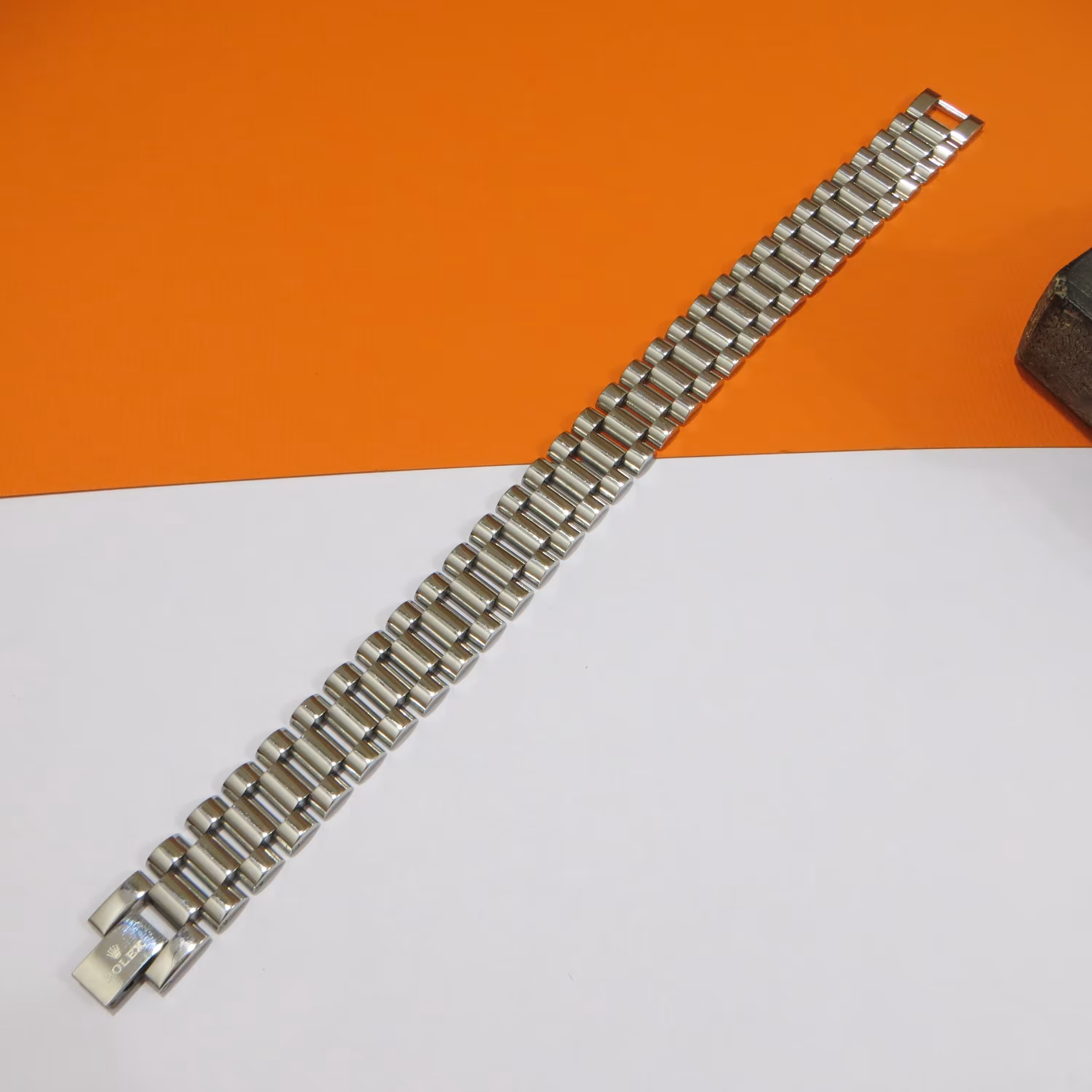 دستبند استیل بند ساعتی   پهن درجه یک روکش طلا  نقره ای بسیار مقاوم و با کیفیت با قفل  کتابی .