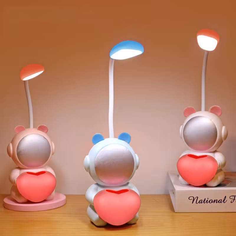 چراغ مطالعه جاقلمی دار طرح فضانورد و قلب