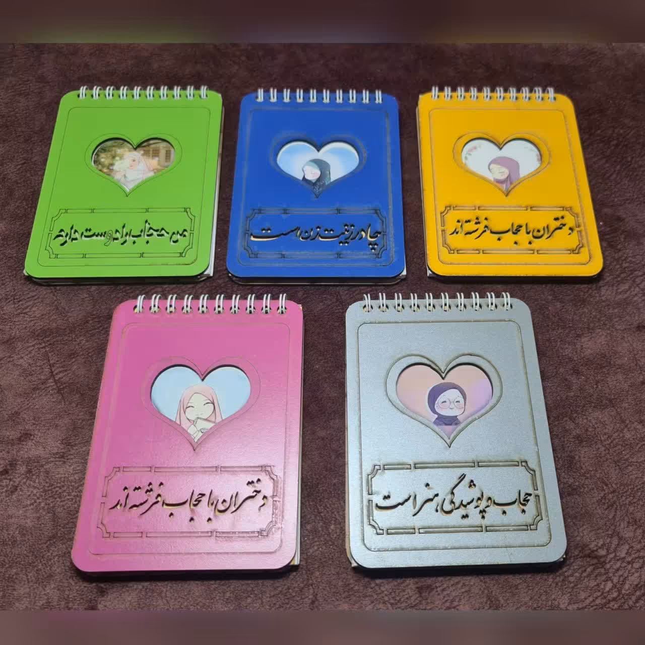 دفترچه چوبی حجاب با طرح ها ی متنوع و زیبا دراندازه 10 در 15 سانتیمتر حدودا 40 برگ