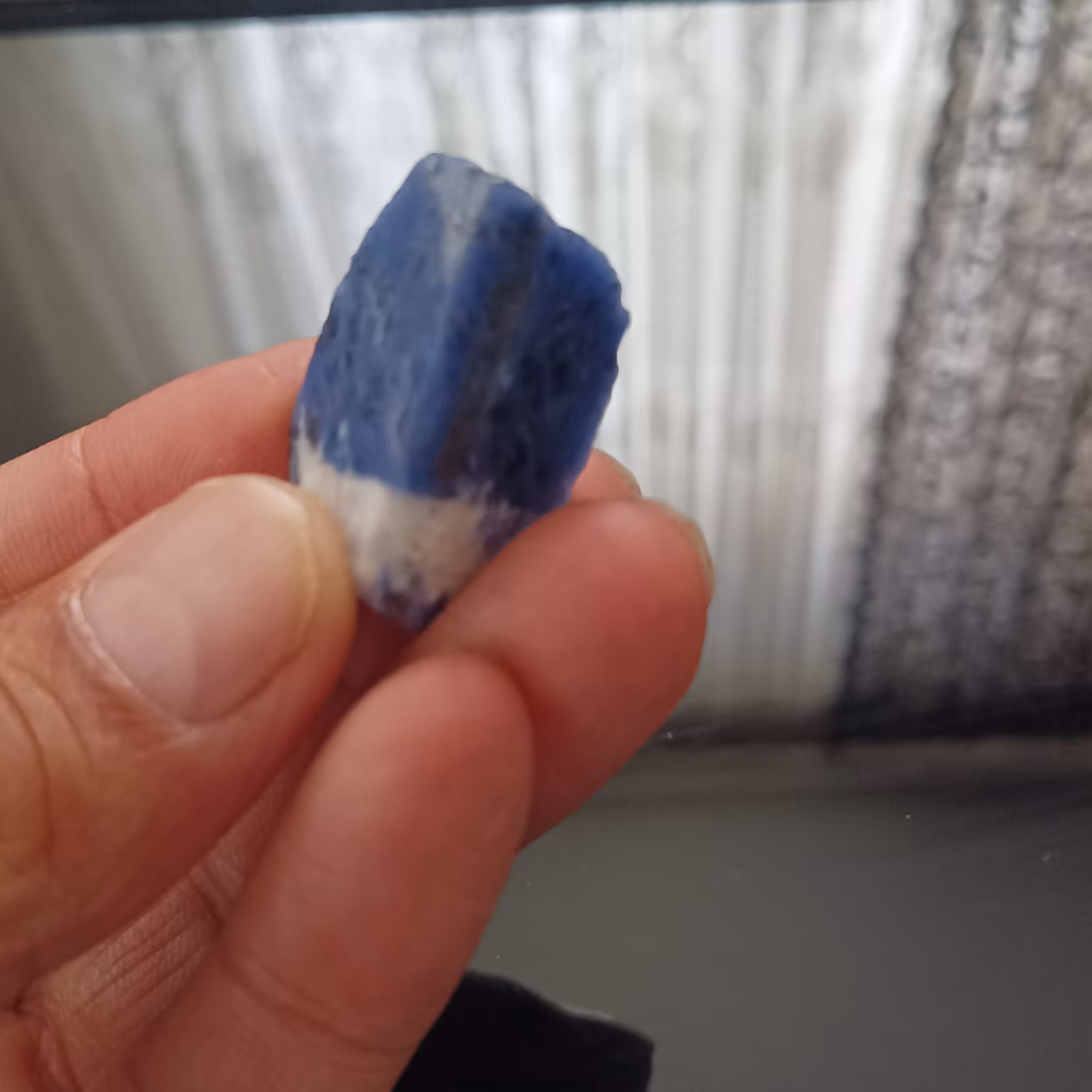 سنگ راف سودالیت اصل و معدنی مخصوص تراش برای نگین انگشتر مردانه و زنانه وکلکسیونی و مناسب ساخت آویز سنگ ماه تولد 