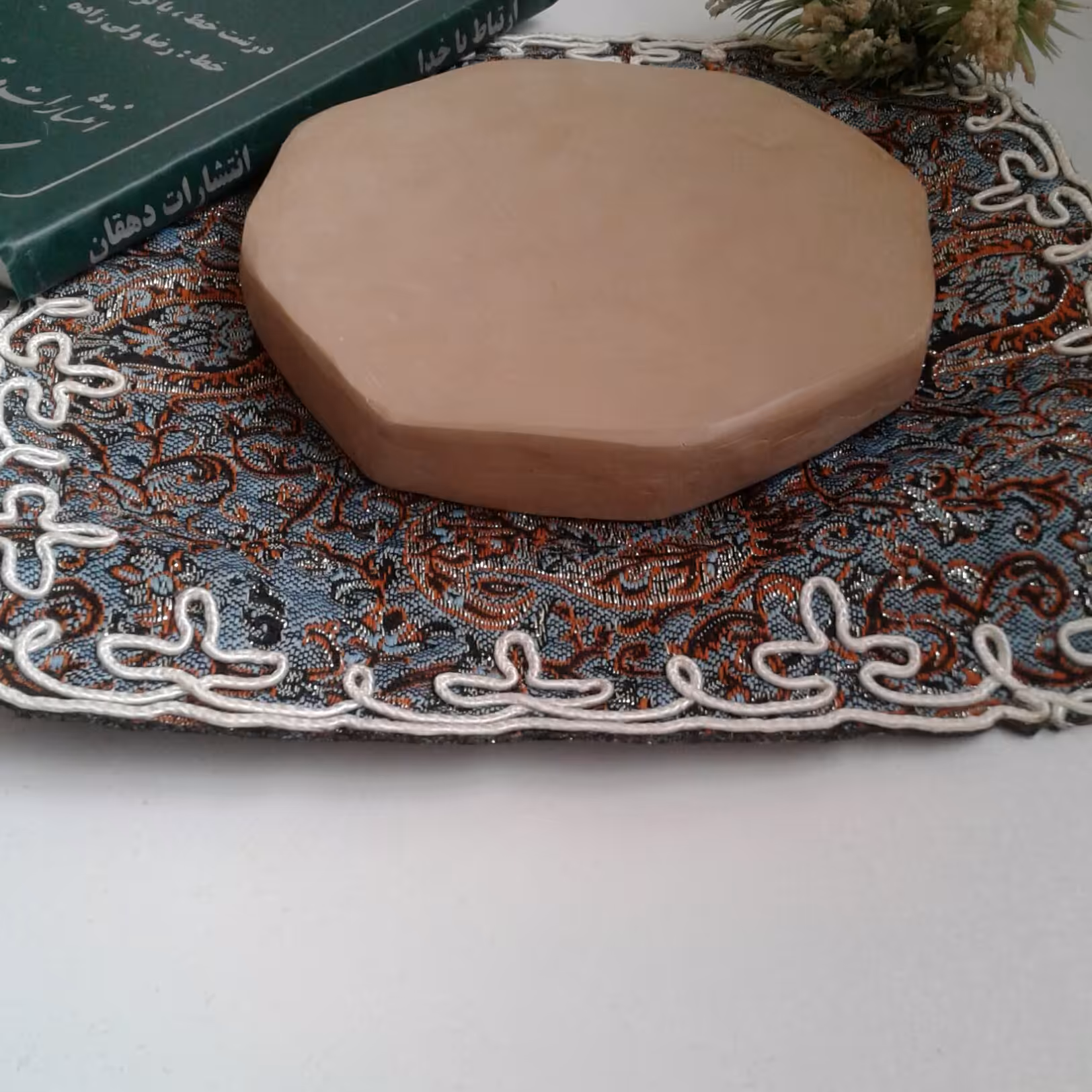 مهرنماز سایزبزرگ به همراه یک مهر بزرگ دیگر برای اینکه کل صورت روی آن قرار بگیرد