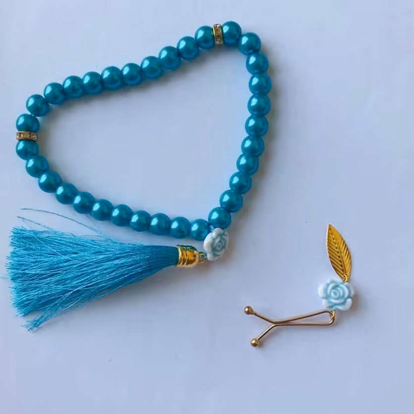 ست تسبیح و گیره روسری گل رنگ آبی سرمه ای طوسی