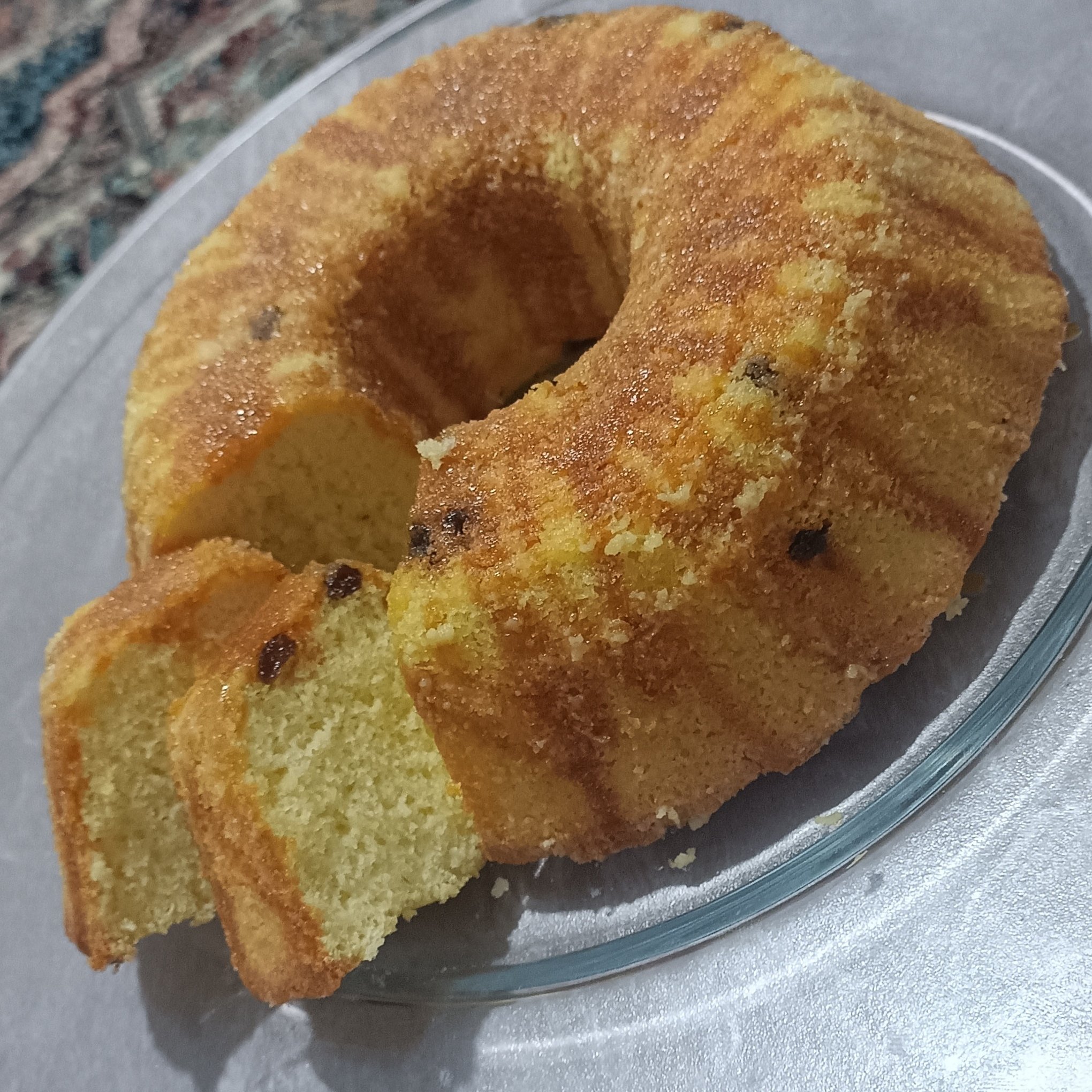کیک خانگی تازه و بدون مواد نگهدارنده به همراه کشمش و گردو