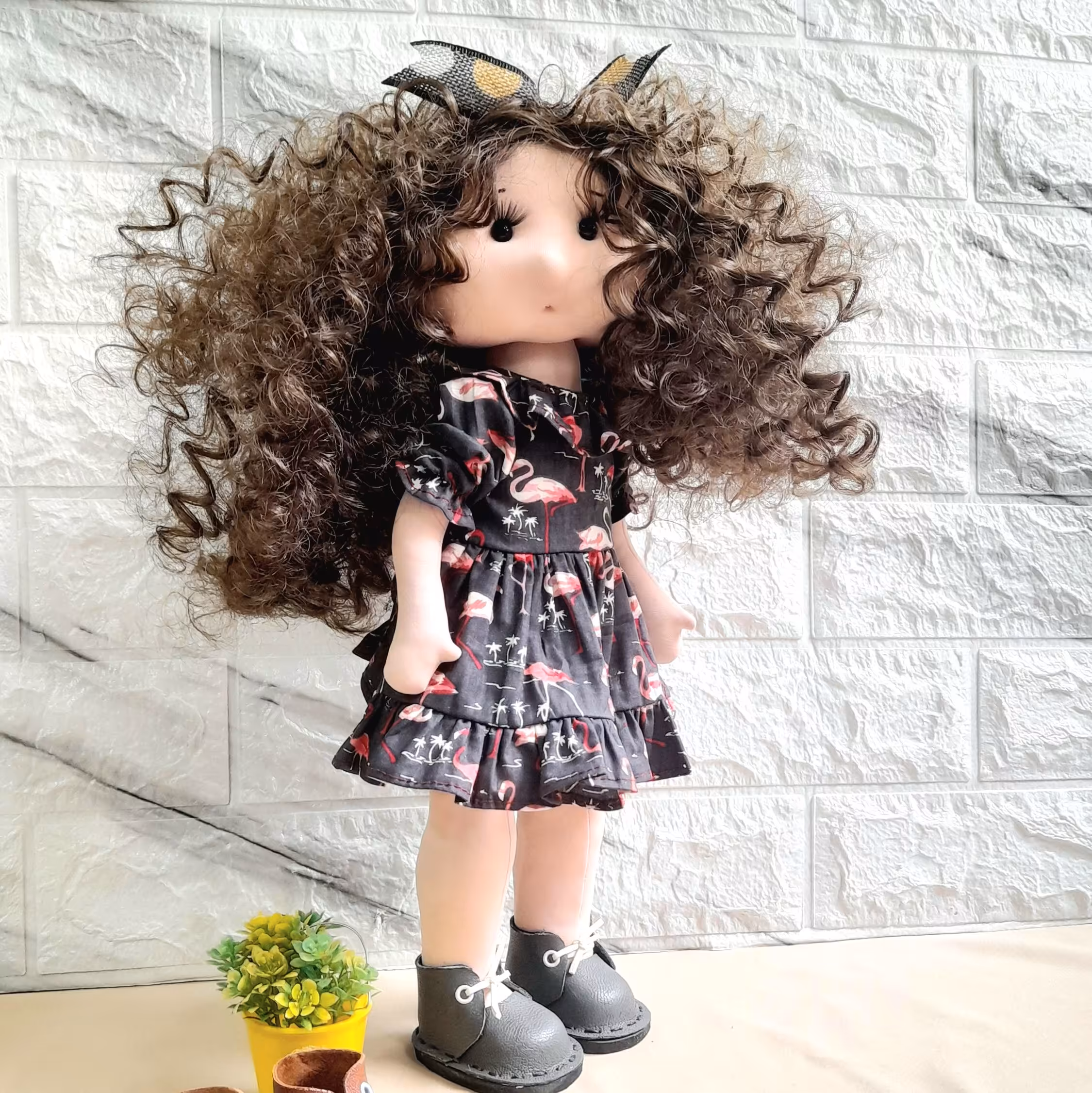 عروسک دختر با لباس  تیره  و موهای قهوه ای کاملا دست دوز