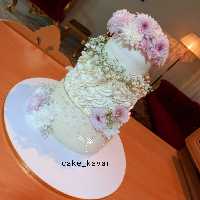 کیک عروس سه طبقه با گل طبیعی با فیلینگ موزگردو و طعمی عالی 