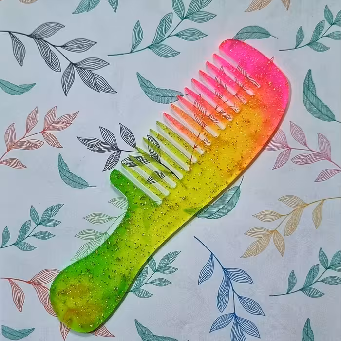 شانه رزینی طرح رنگارنگ KarmaOne با ذرات طلا  قابل مشاهده در سطح شانه