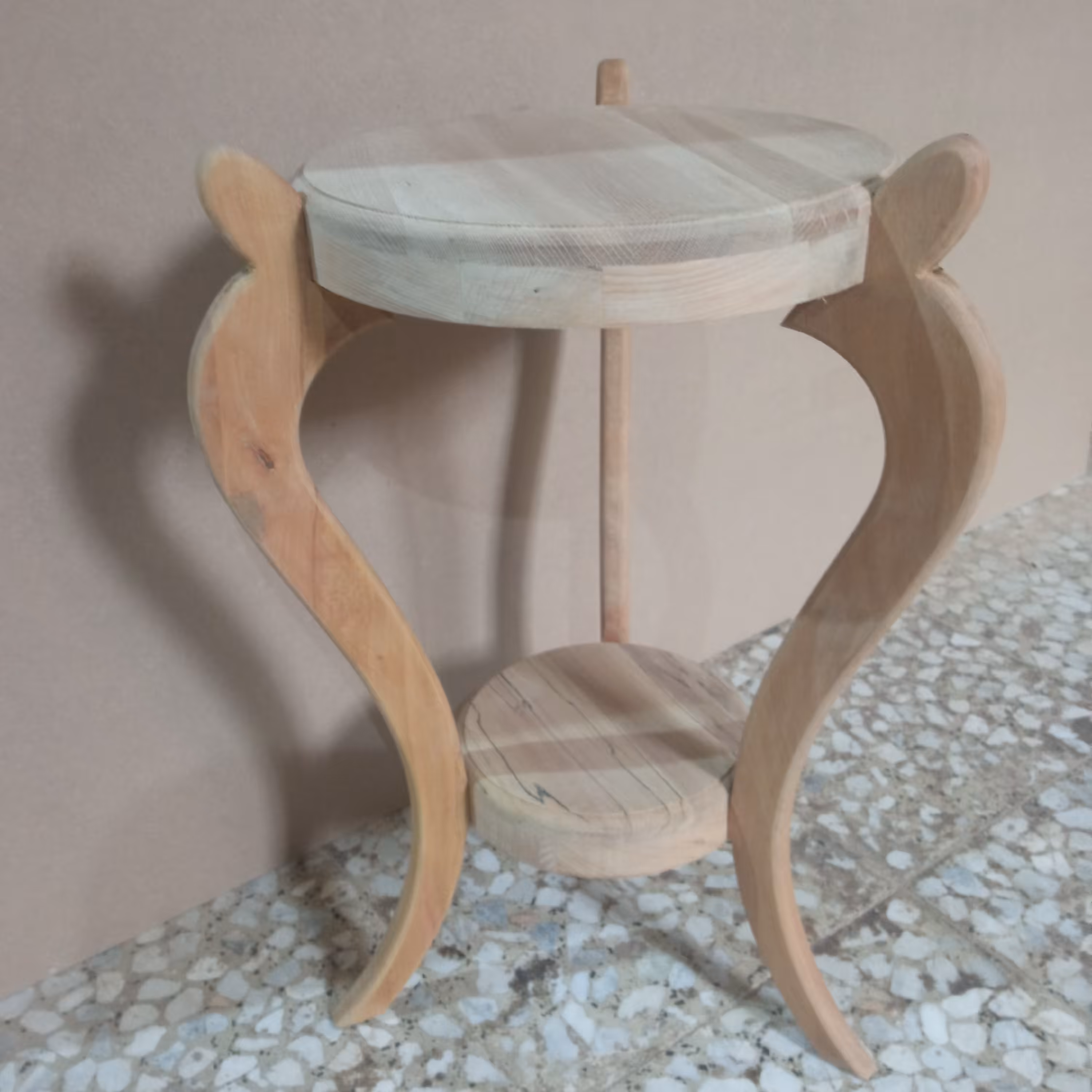 میز  گرد پایه حلزونی