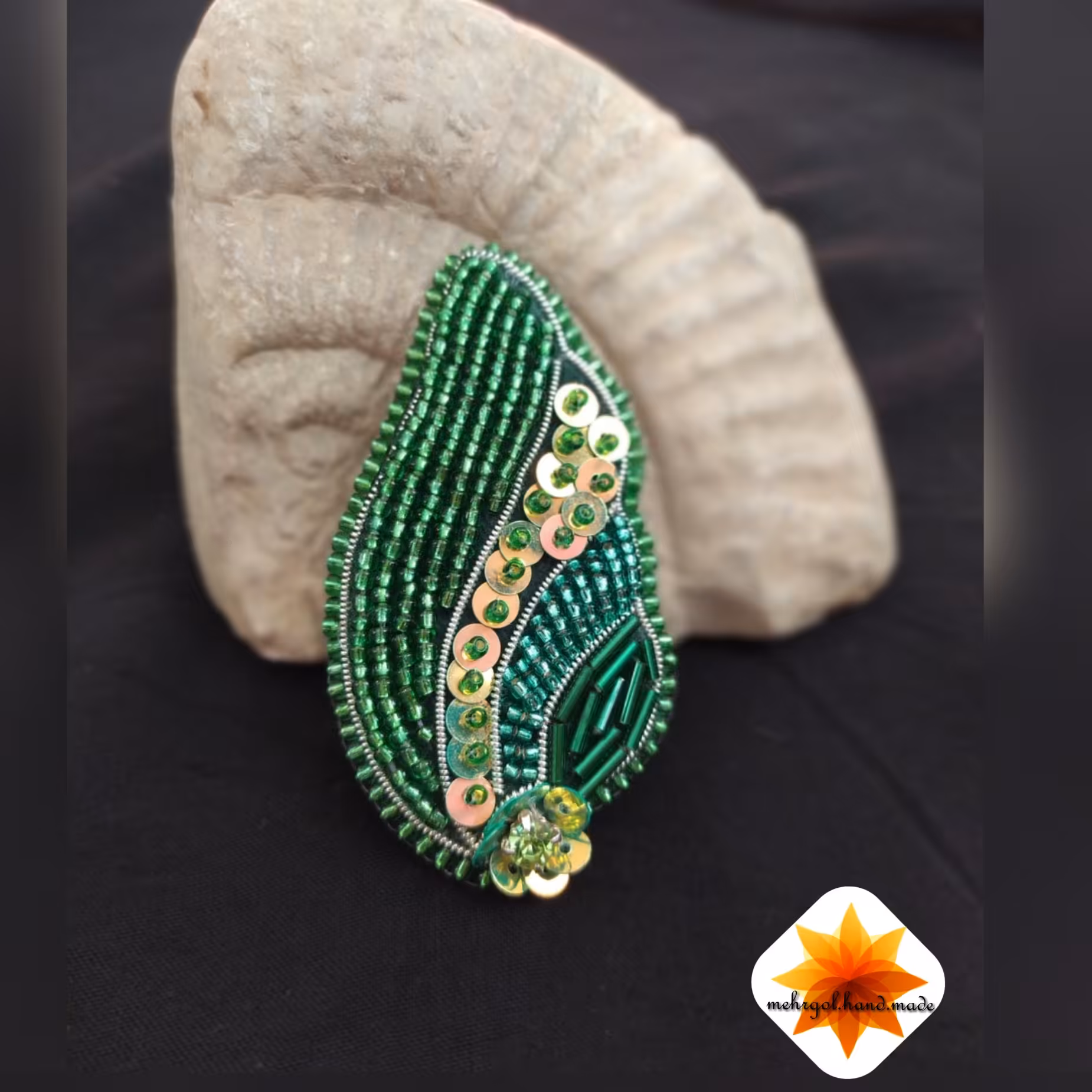 سنجاق سینه جواهردوزی شده نام طرح برگ سبز