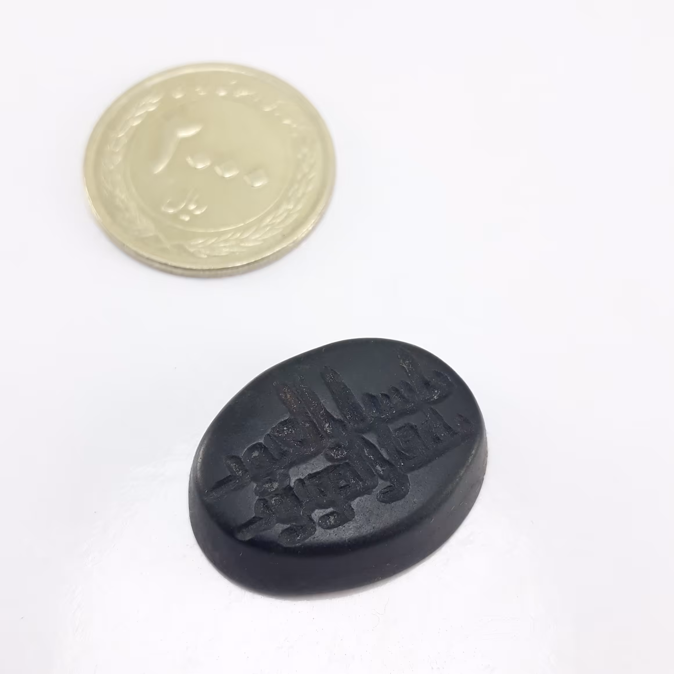 سنگ با حکاکی خط کوفی .جذب بالای آهنربا 