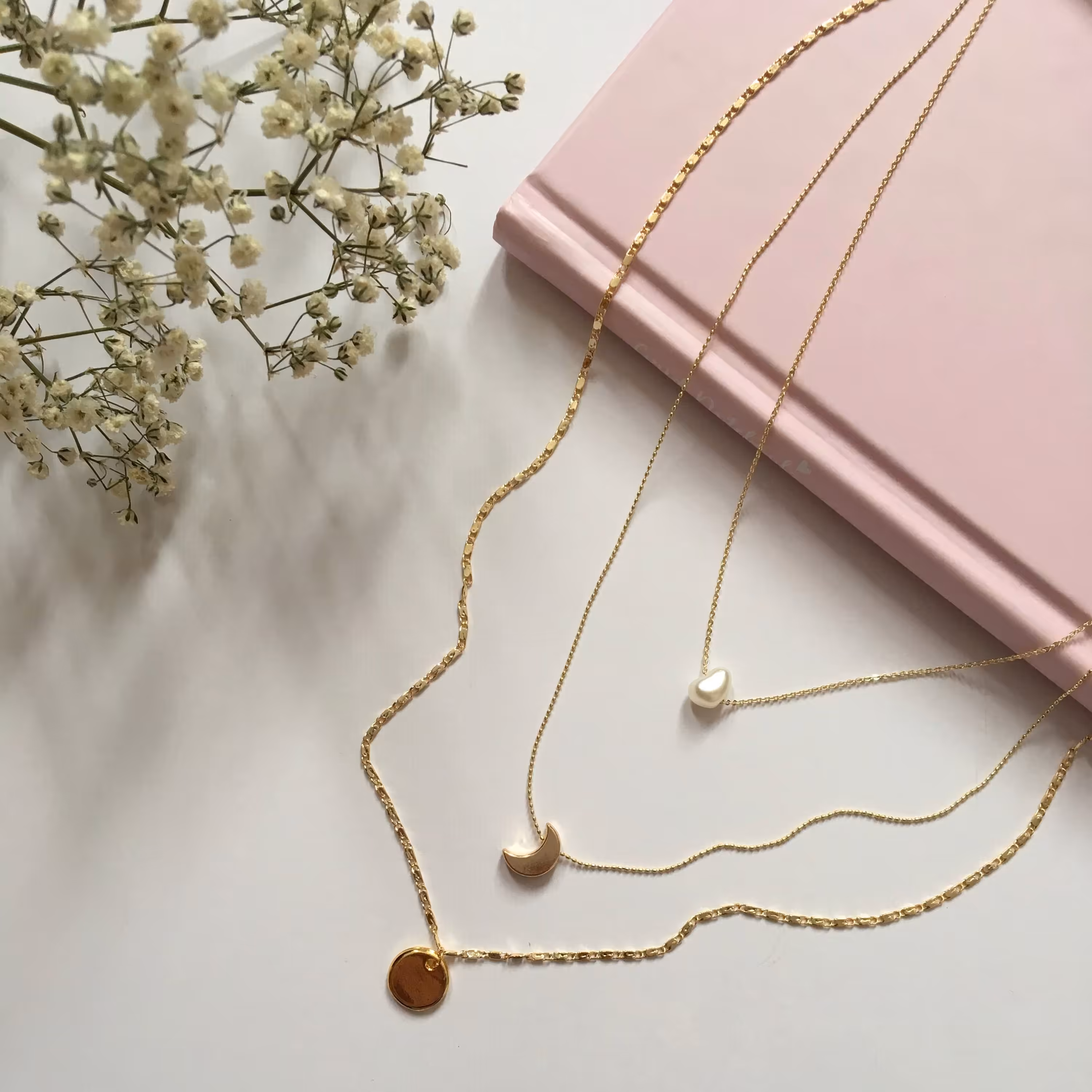 گردنبند 3 لاین مروارید و ماه با روکش طلا