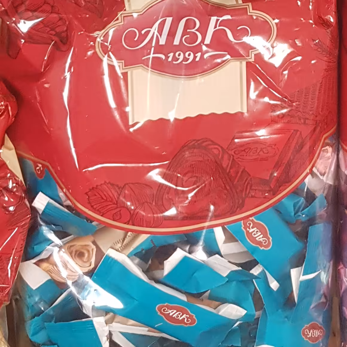 شکلات  ABK در 6 طعم.بسته بندی های 5 و 6 کیلوئی.داخلش بسته بندیها 1 کیلوئی