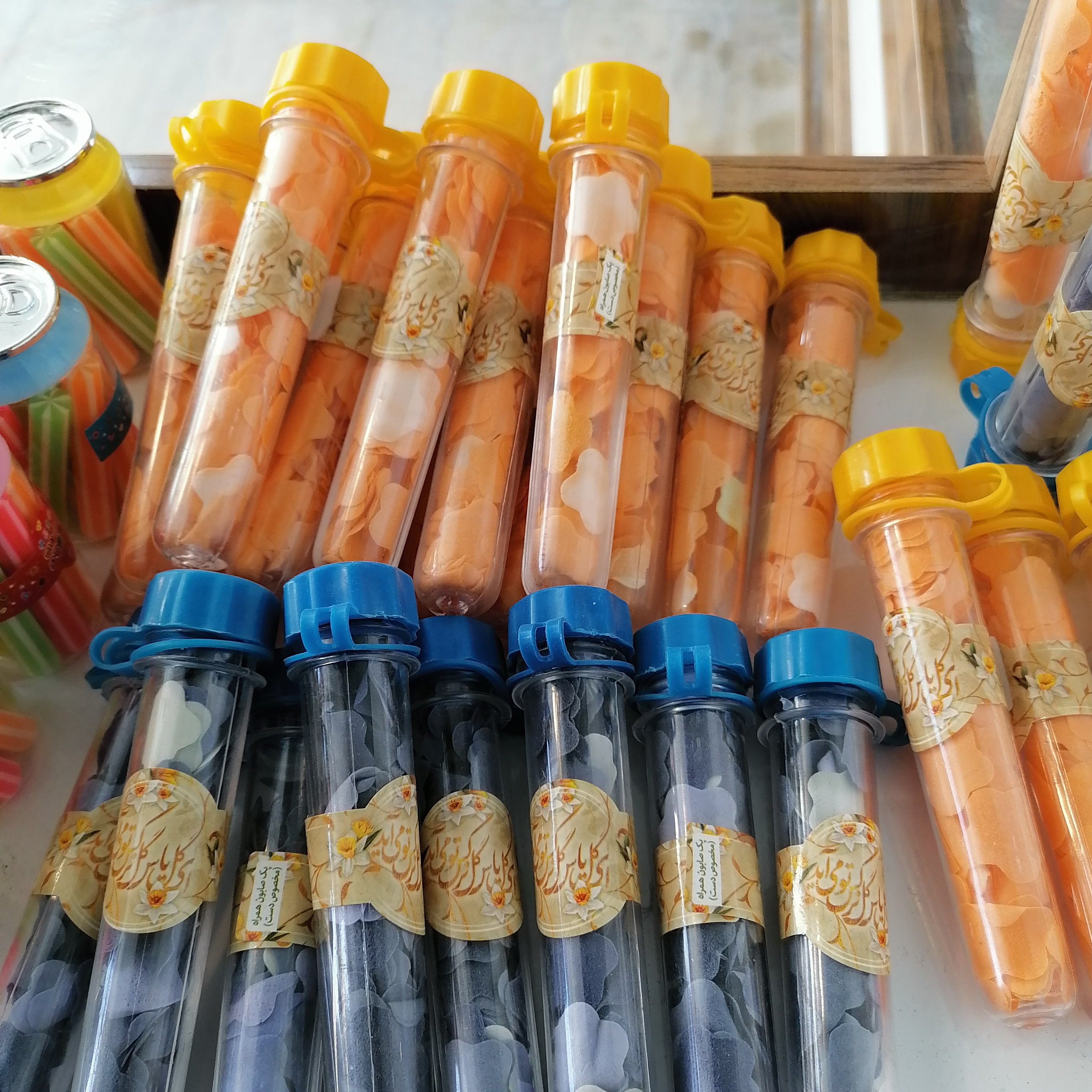 صابون کاغذی در دو رنگ