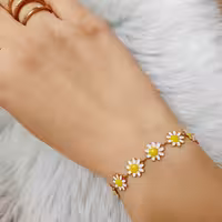 دستبند بابونه مناسب برای خانم ها و دخترانه جنس استیل رنگ ثابت 