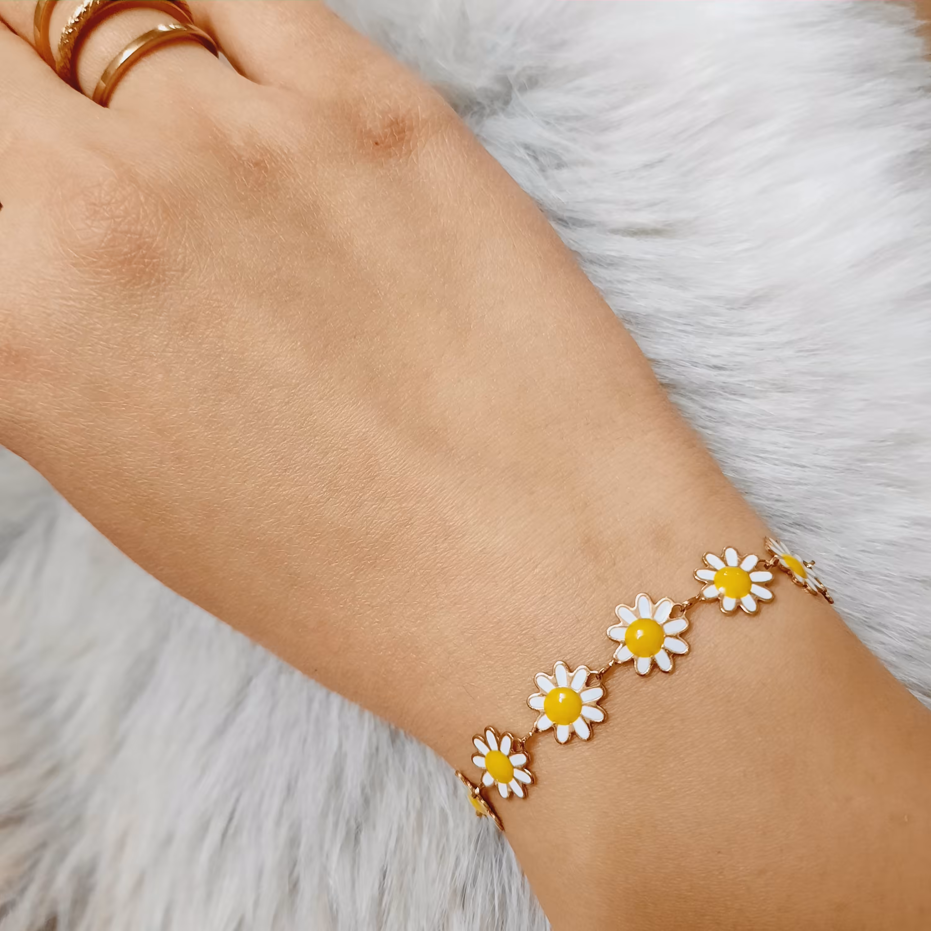 دستبند بابونه مناسب برای خانم ها و دخترانه جنس استیل رنگ ثابت 