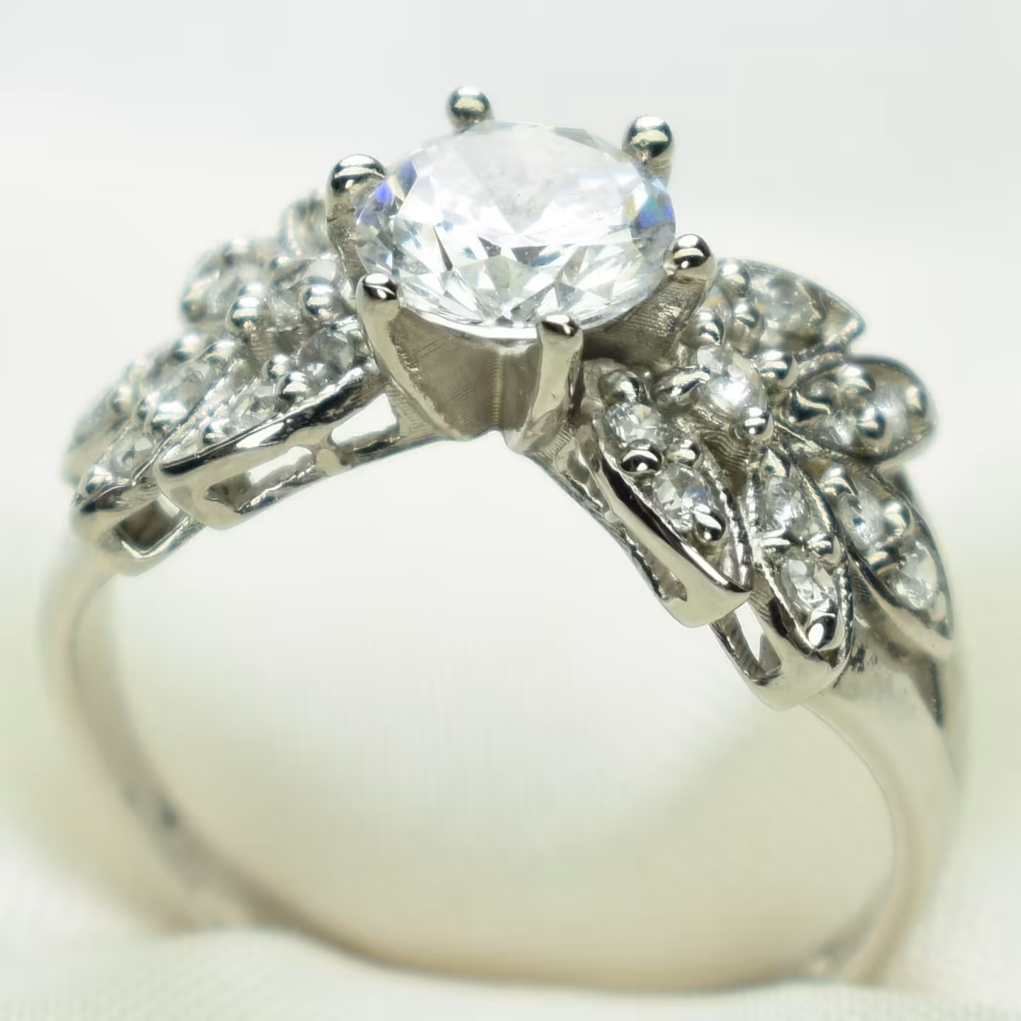 انگشتر نقره زنانه نگین دار سولیتر آبکاری طلا سفید آقابزرگ