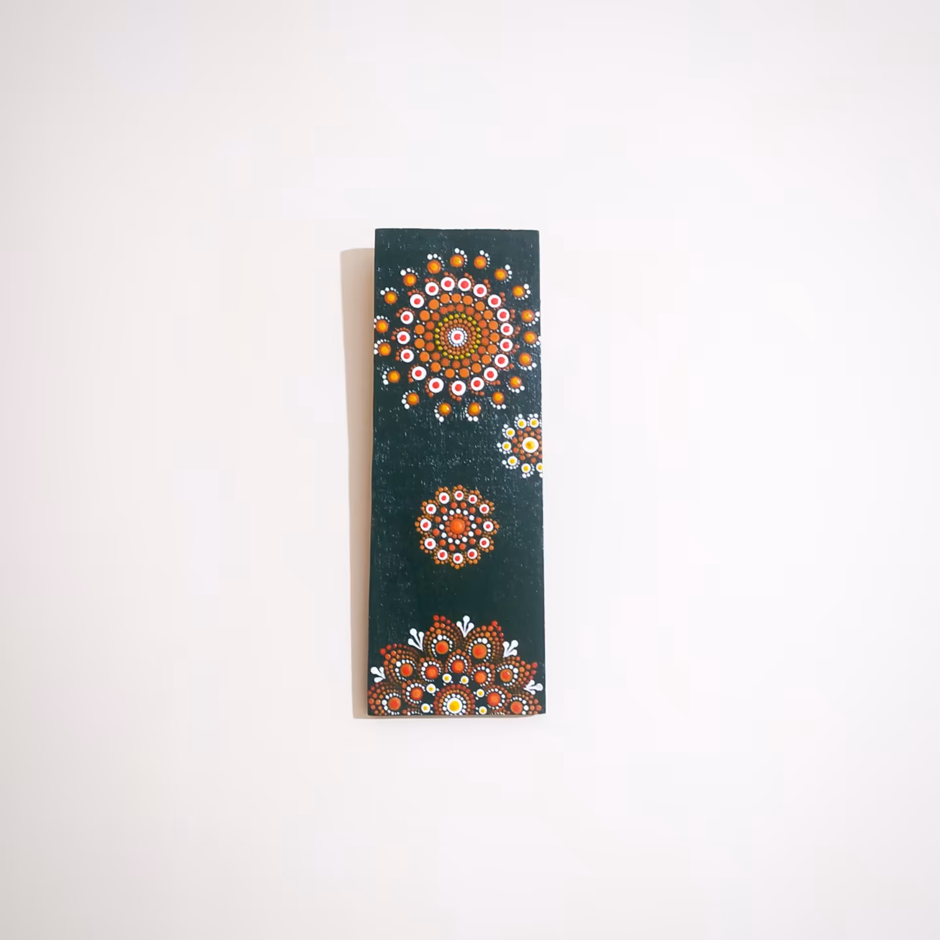 دیوارکوب با تکنیک نقطه کوبی با رنگ آکریلیک روی چوب