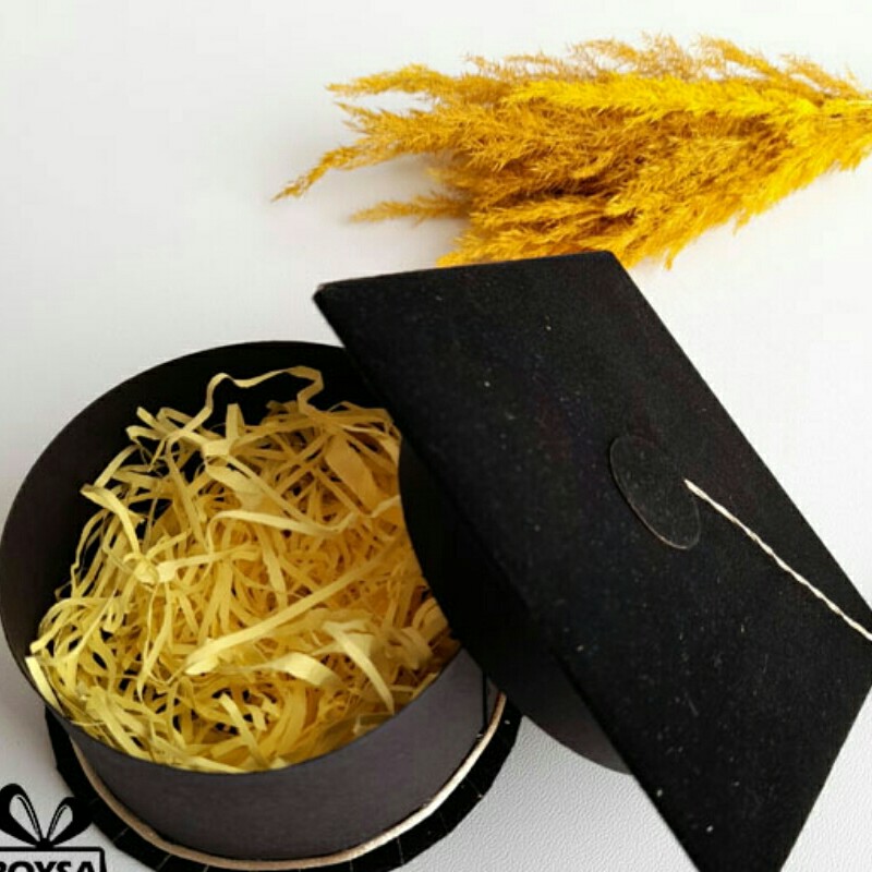 باکس هدیه مدل کلاه فارغ التحصیلی مشکی با آویز طلایی همراه با پوشال