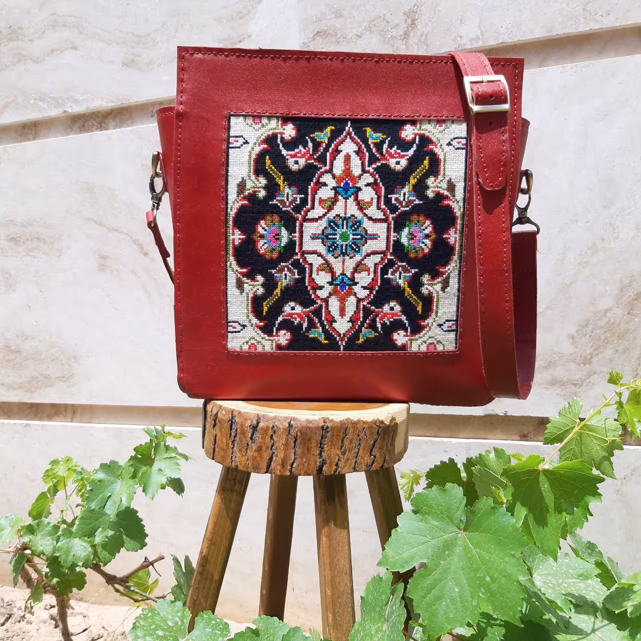 کیف زنانه رو دوشی  بزرگ چرم طبیعی دارای نقش سوزن دوزی شده 