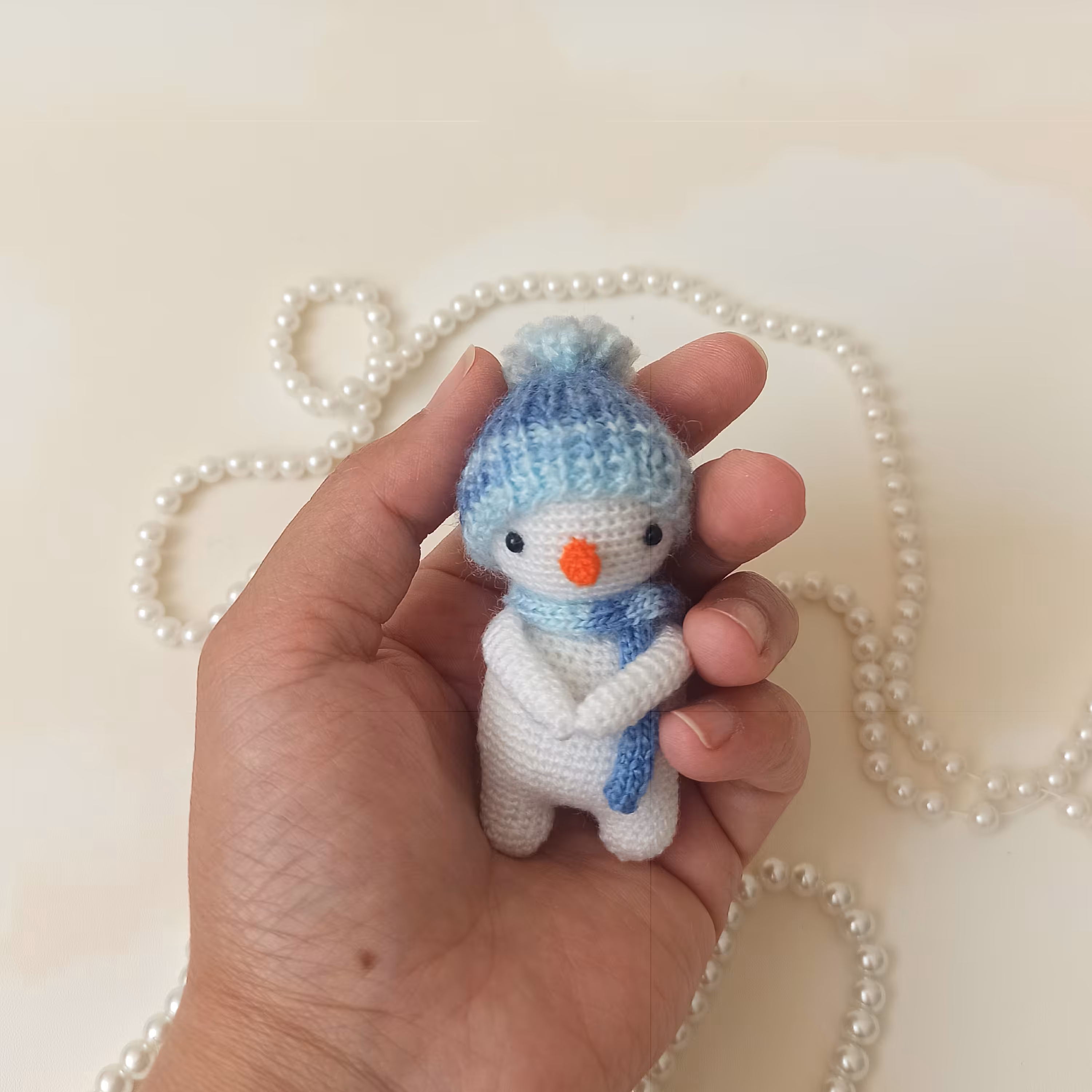 عروسک دست بافت کاموایی مدل ادم برفی مینیاتوری 