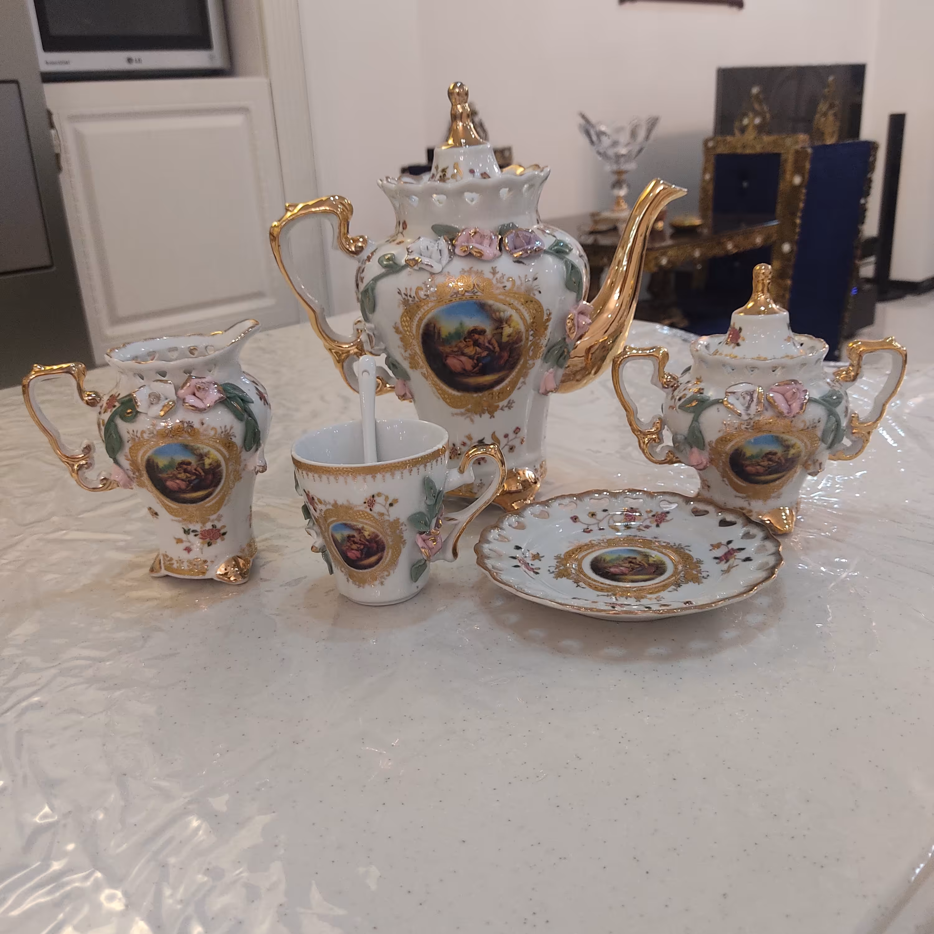 سرویس چای خوری گل برجسته 17 پارچه +6 عدد قاشق ، با جعبه کادویی 