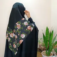 روسری مشکی ویژه محرم، مدل دور حریر ، وسط کرپ و چهار طرف حریر  با گل های زیبا، مزون حجاب تبسم همراه با هدیه
