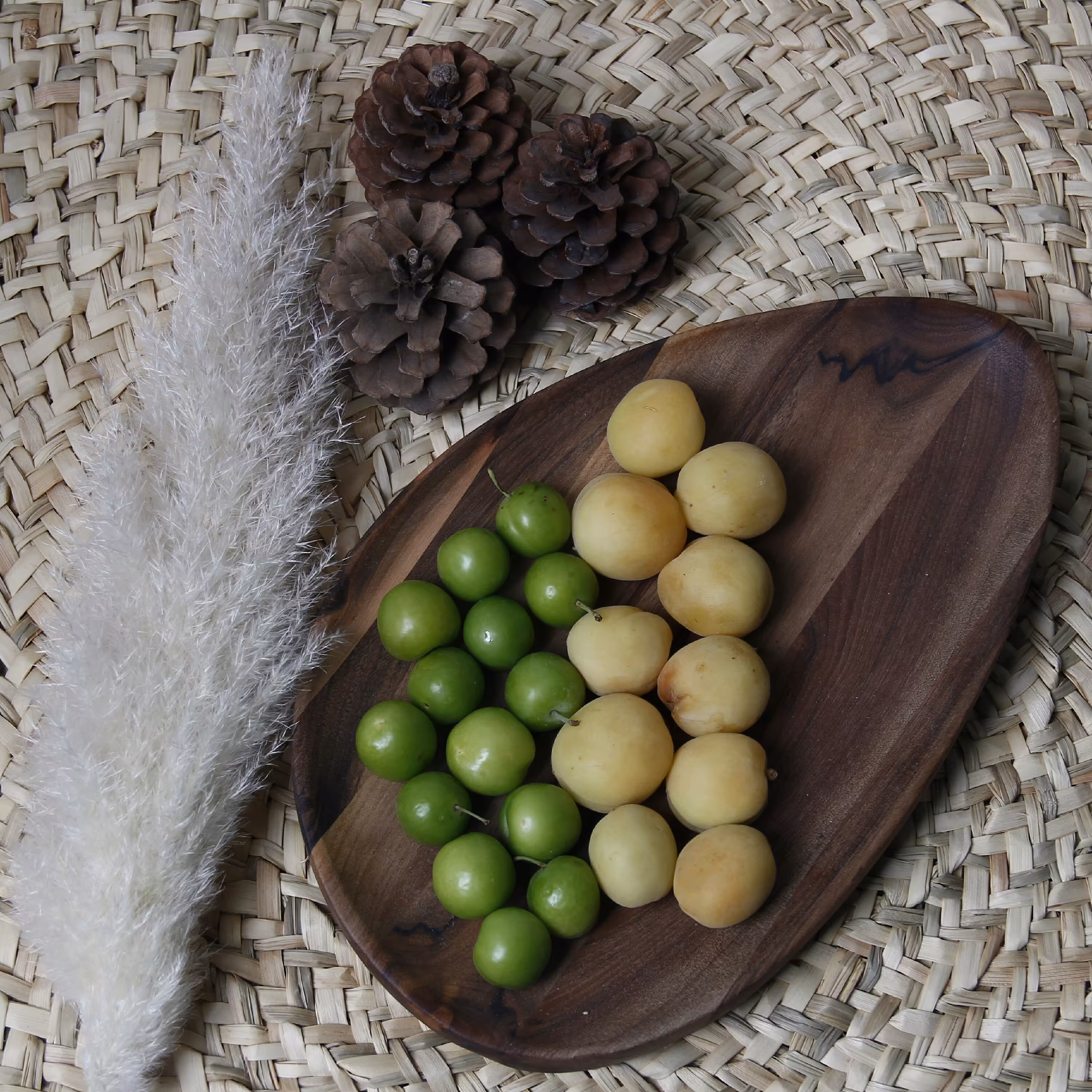 سینی طرح مثلث (بدون گوشه)چوب گردو با روغن طبیعی تیکه چسبونی رنگ قهوه ای سوخته