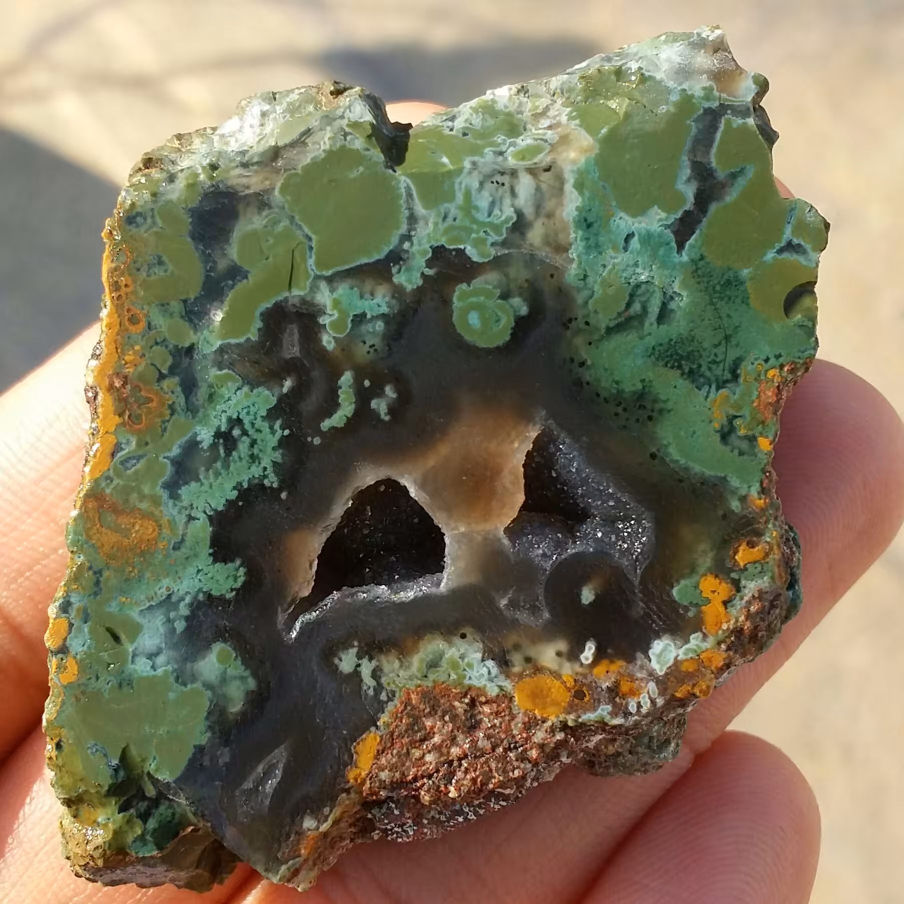 اسلایس سنگ راف عقیق منظره سبز  ژئود دار بسیار دیدنی شاهکار خلقت کاملا طبیعی محشر
کد 8003