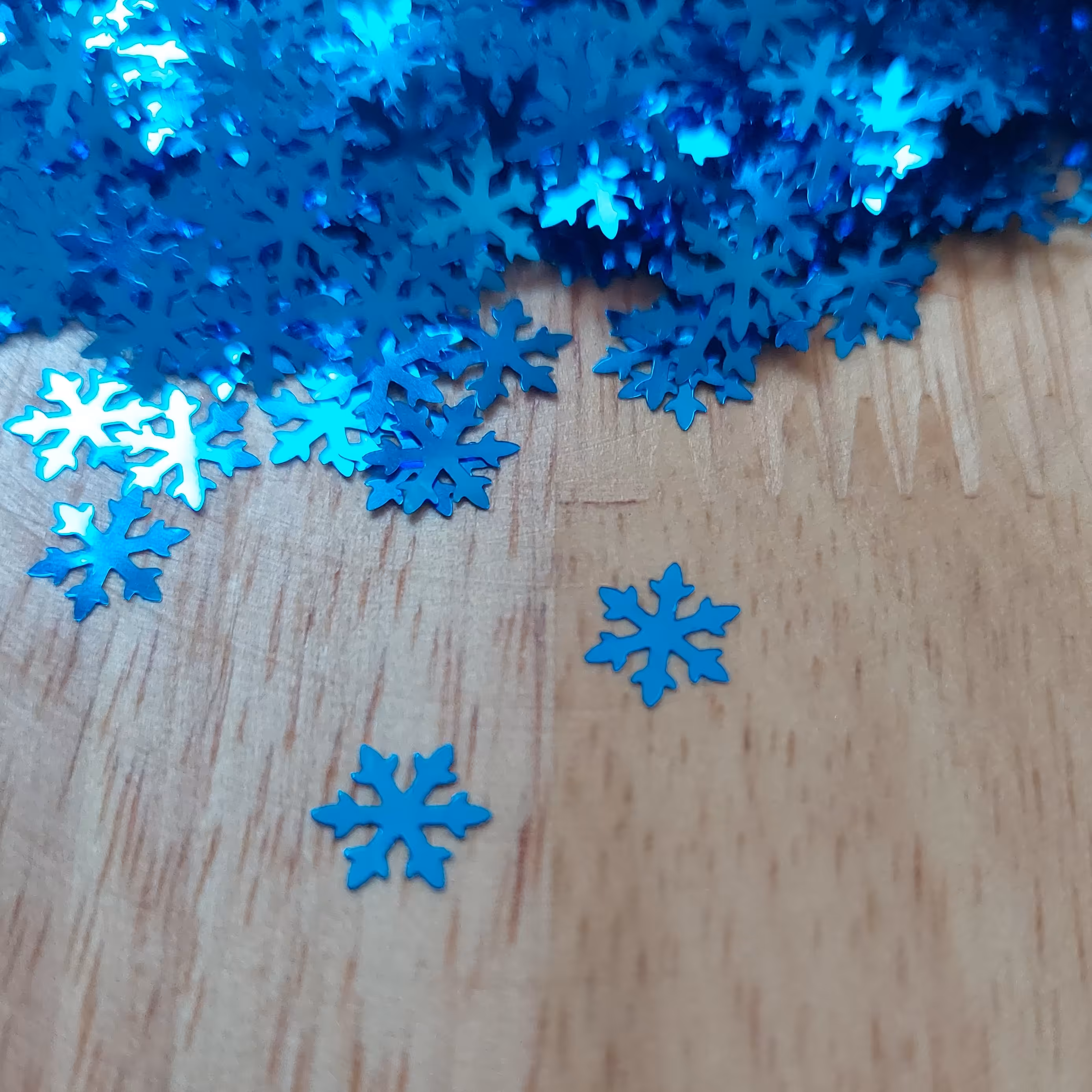 اکلیل طرحدار دانه برف رنگ آبی