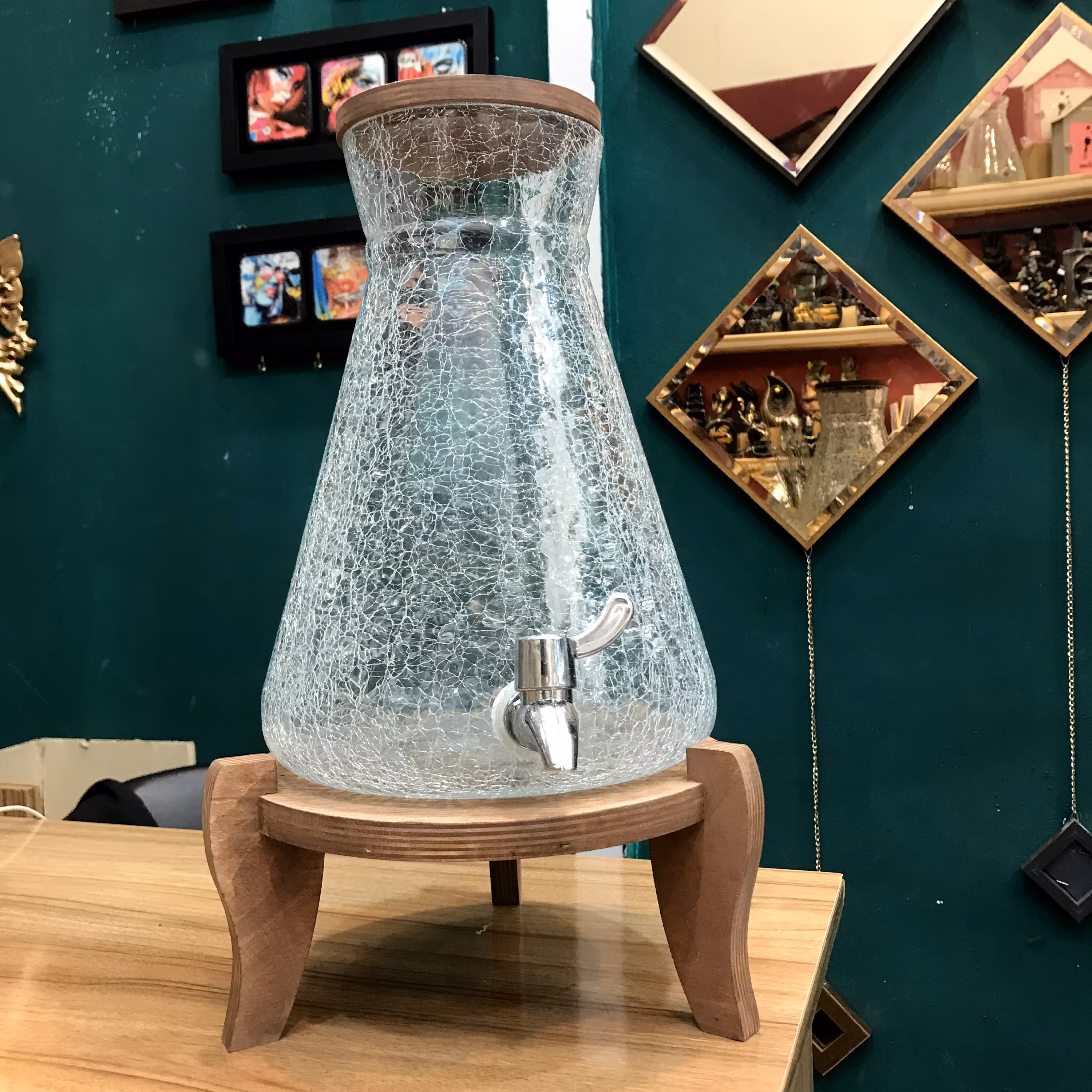 کلمن شیشه‌ای شربت خوری 5/5لیتری طرح تَرَک با درب چوبی و پایه چوبی