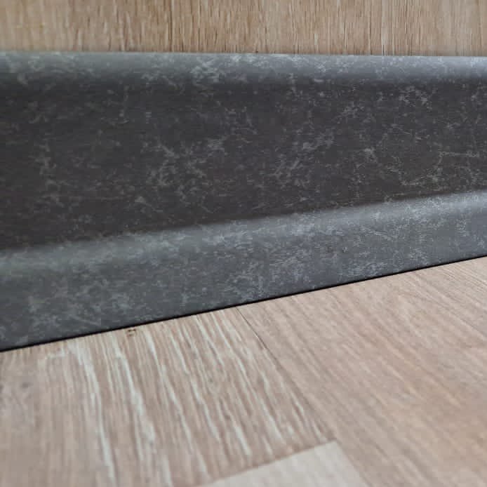 قرنیز  پی وی سی 9 سانت مدل پتینه ضخامت 7میلیمتر  طول 3متر