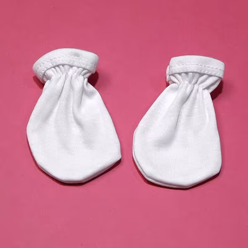 لوازم سیسمونی و پوشاک نوزادی دستکش کشی نوزادی رنگ سفید سایز  بدو تولد 