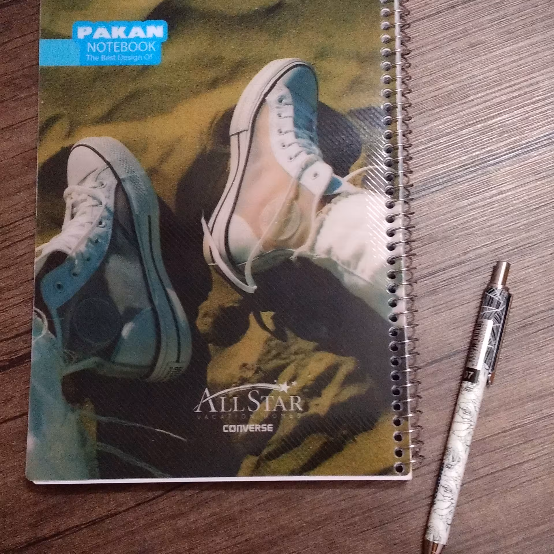 دفتر مشق 80 برگ سیمی طرح کتونی جلد طلقی