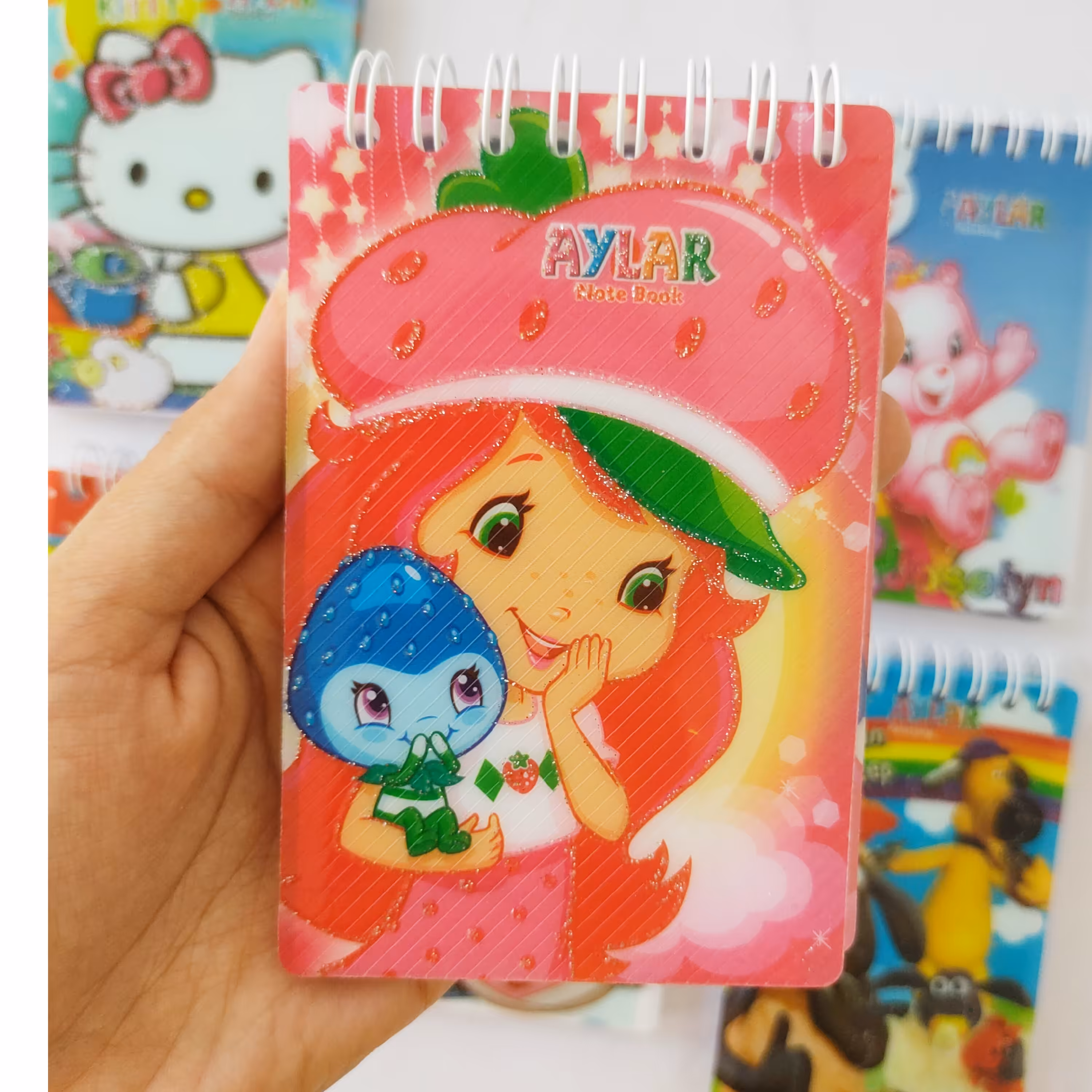 دفترچه یادداشت 100 برگ طرح دختر توت فرنگی جلد طلقی اکلیلی 