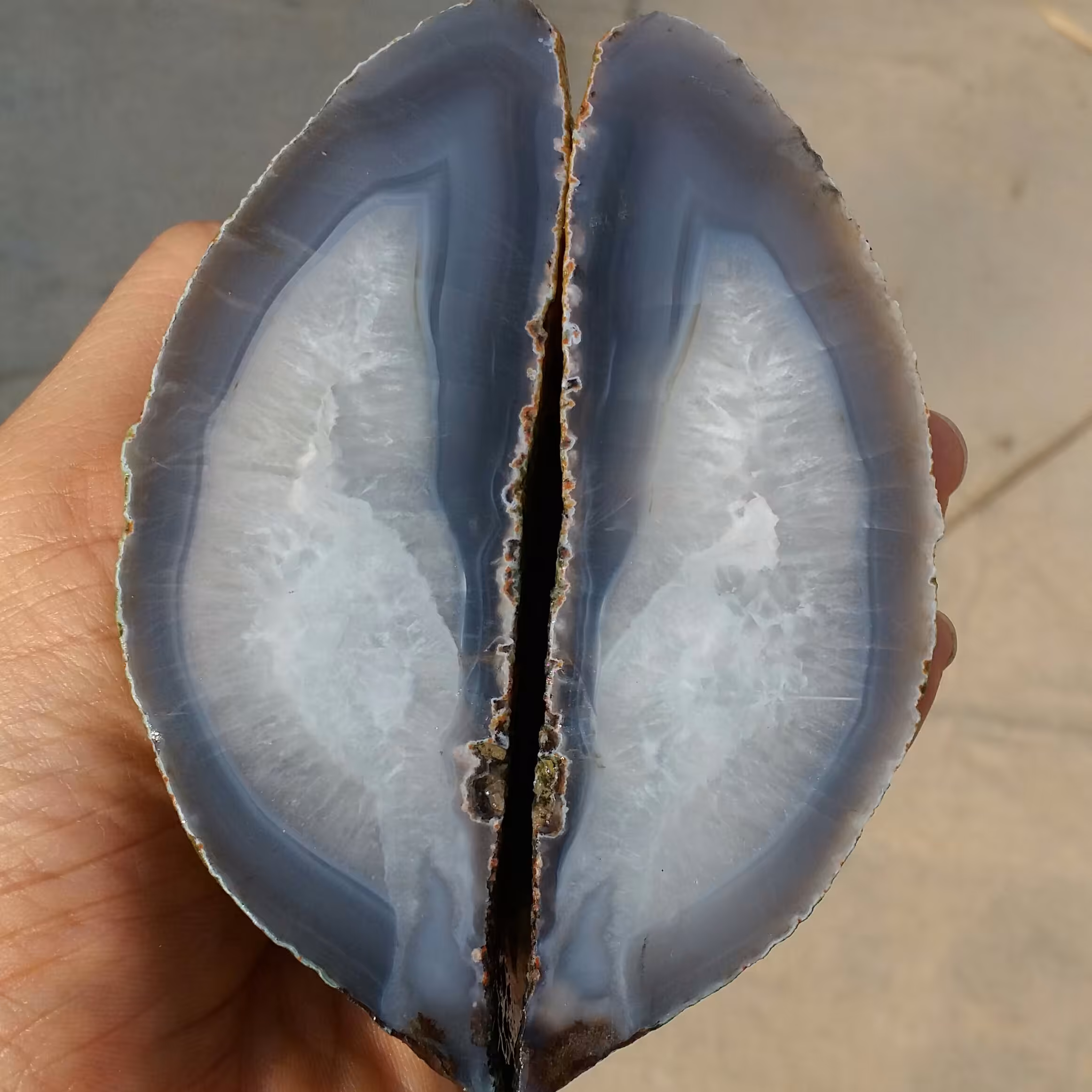 جفت اسلایس سنگ راف غولپیکر  عقیق سلیمانی 3بعدی بسیار دیدنی شاهکار خلقت کاملا طبیعی با قابلیت ساخت چندین نگین و اسلایس 
