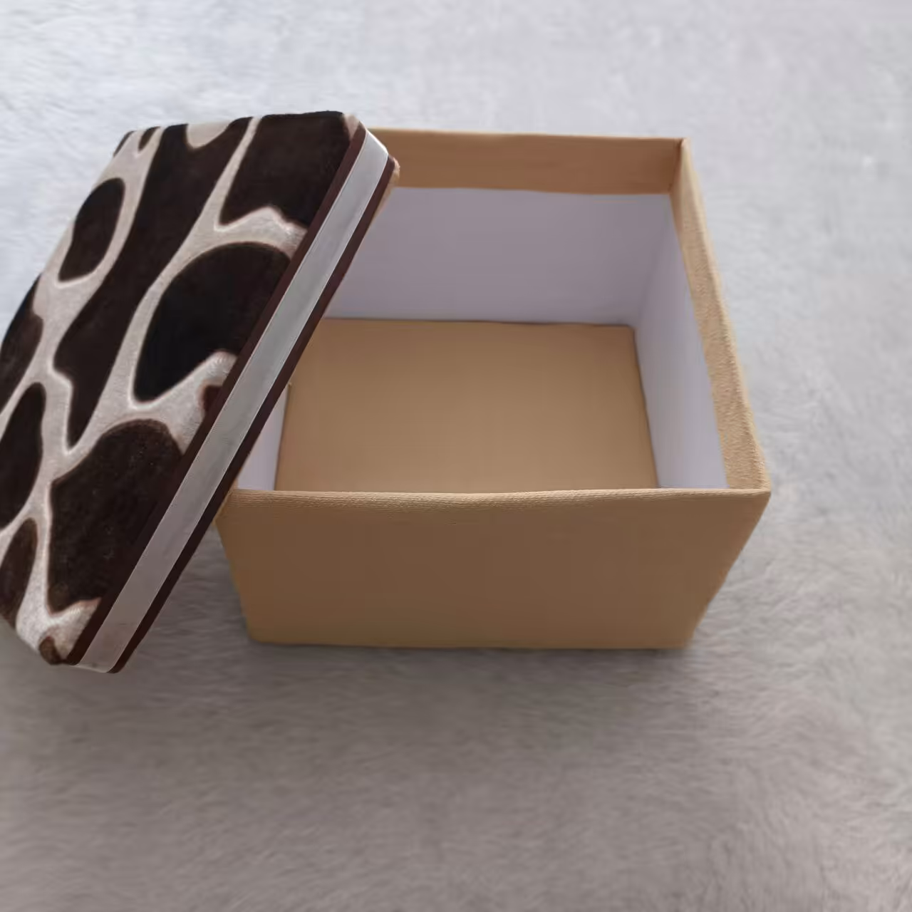 جعبه کادو مربع پارچه مخمل طرحدار  زرافه ای. ، مناسب هدیه های تولدو عروس و غیره  ، موجود هست آماده فروش 