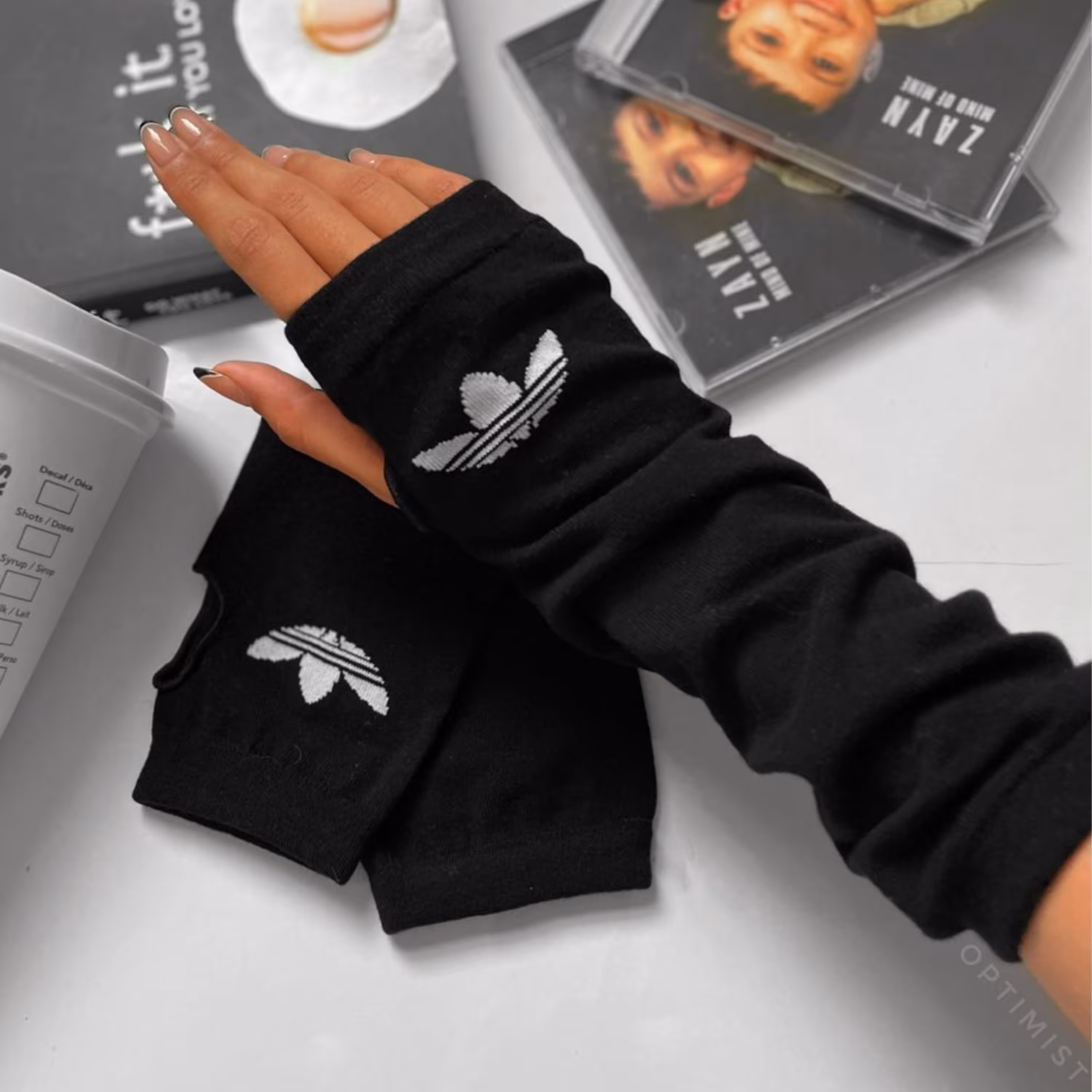 ساق دست اسپرت لاانگشتی طرح آدیداس زمینه مشکی