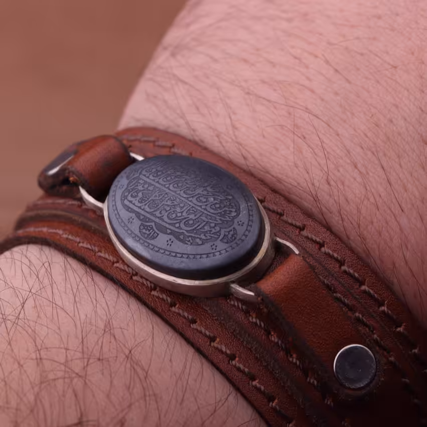 دستبند چرم طبیعی سفارشی ساخت دارای حرز امام جواداصل