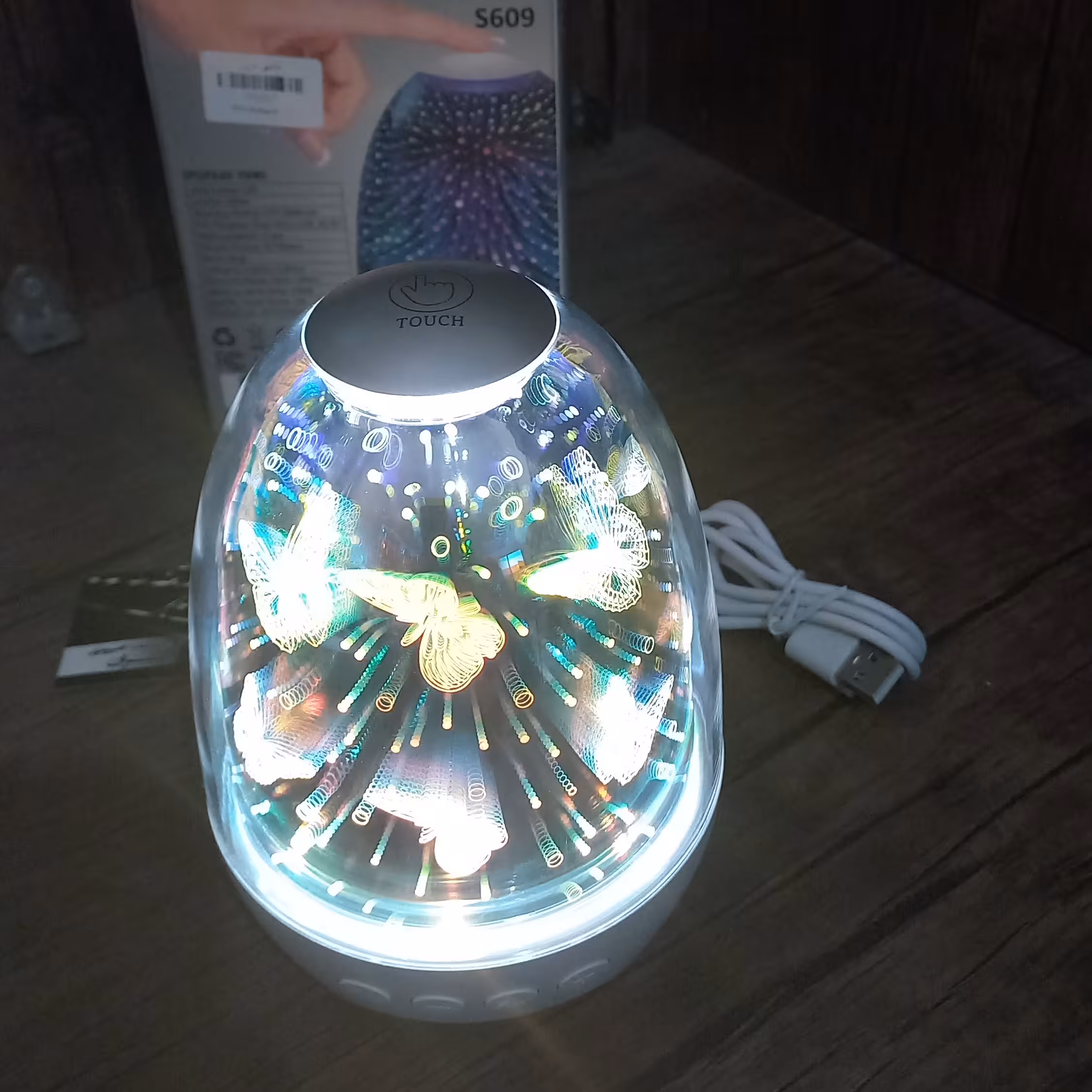 اسپیکر بلوتوثیs609 دارای رقص نور  ب صورت لمسی نورش تغییر میکنه