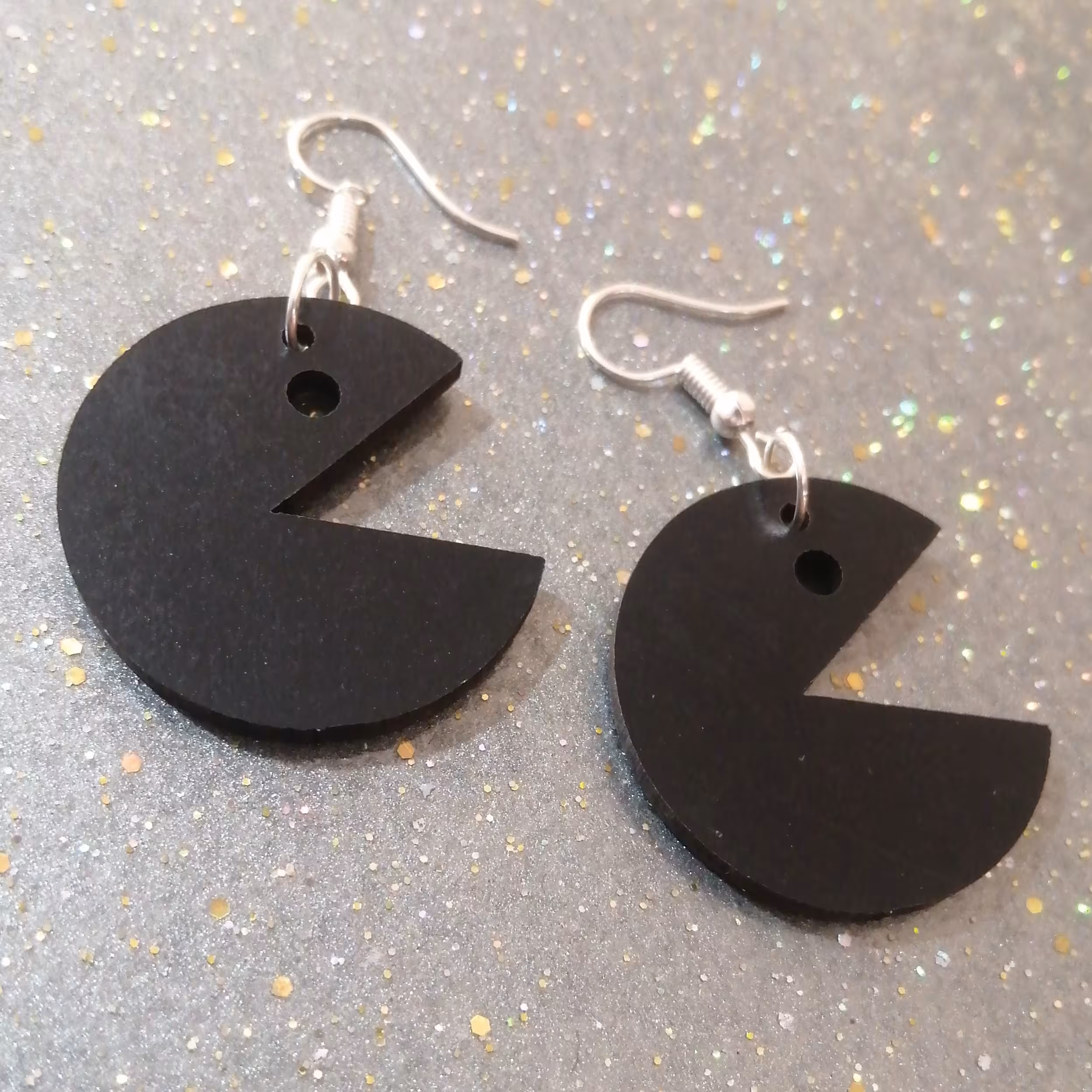 گوشواره طرح پسته خوار  مشکی (پس کرایه) 