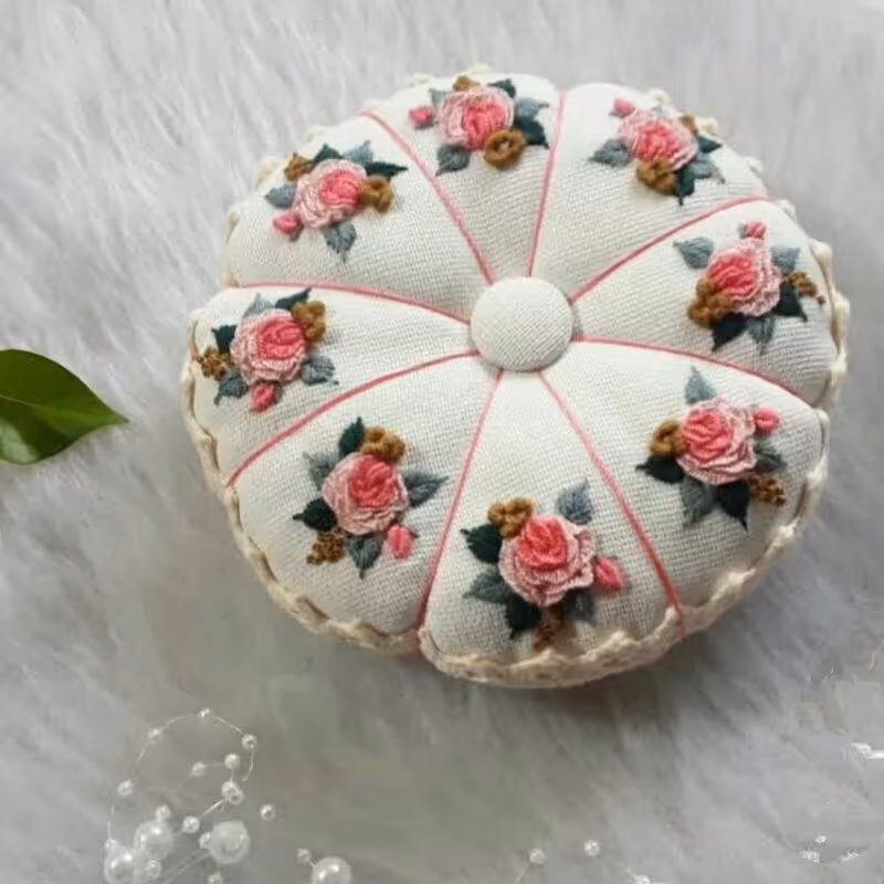 جا سوزنی گلدوزی شده با دست یک هدیه  زیبا برای جهاز عروس خانم های گل وخانوم های خیاط