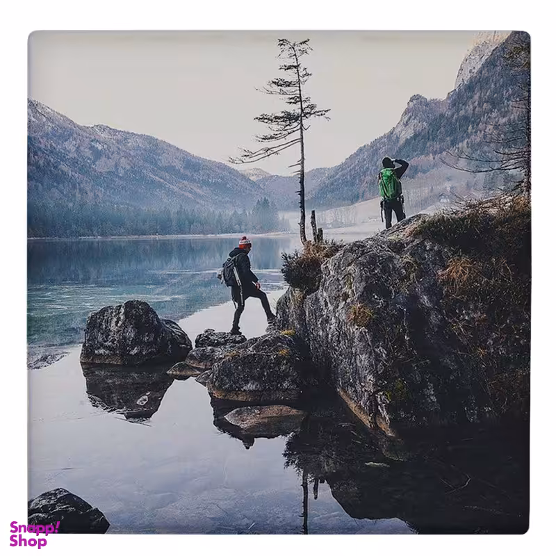 زیر لیوانی طرح گردشگران در دریاچه کوهستانی کد 5352679_3905